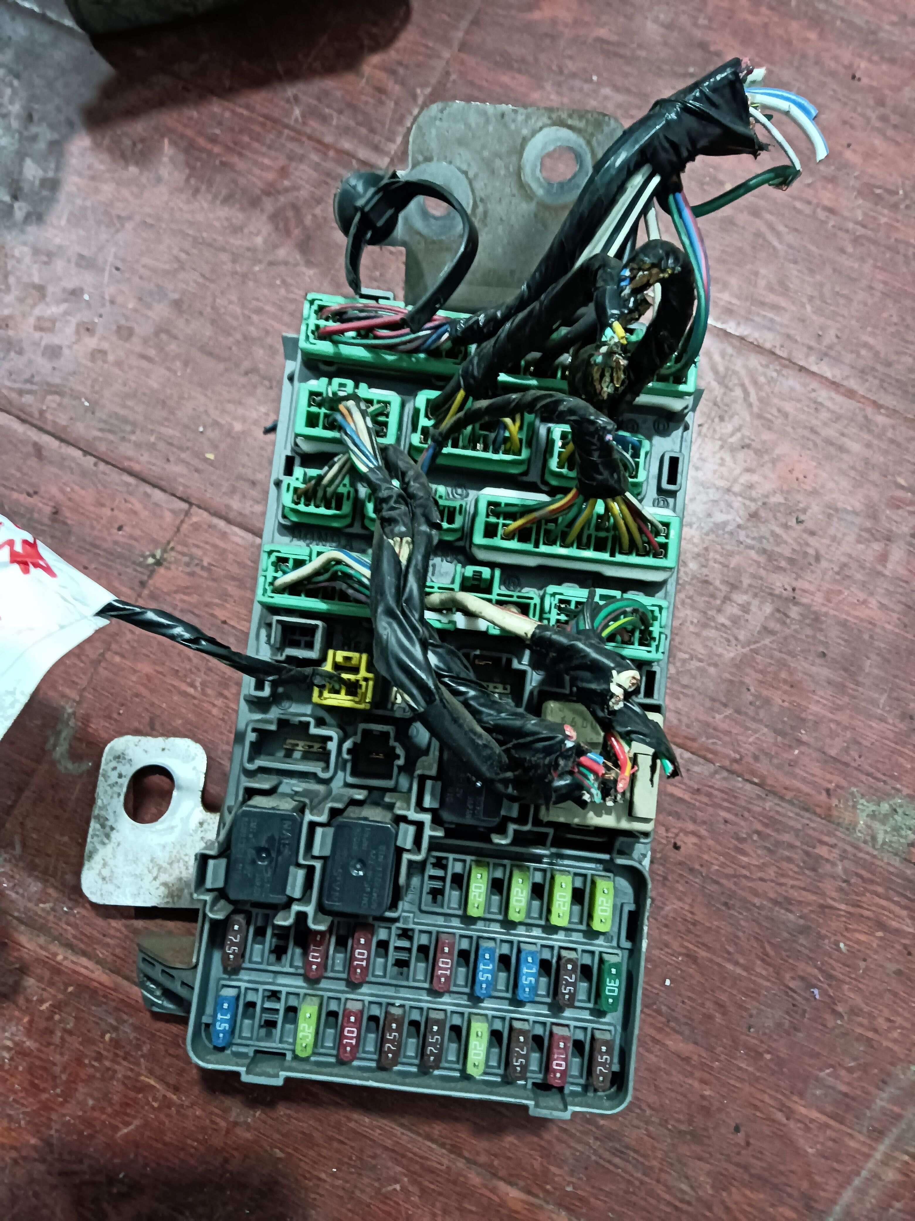 S7AK12000 保险盒