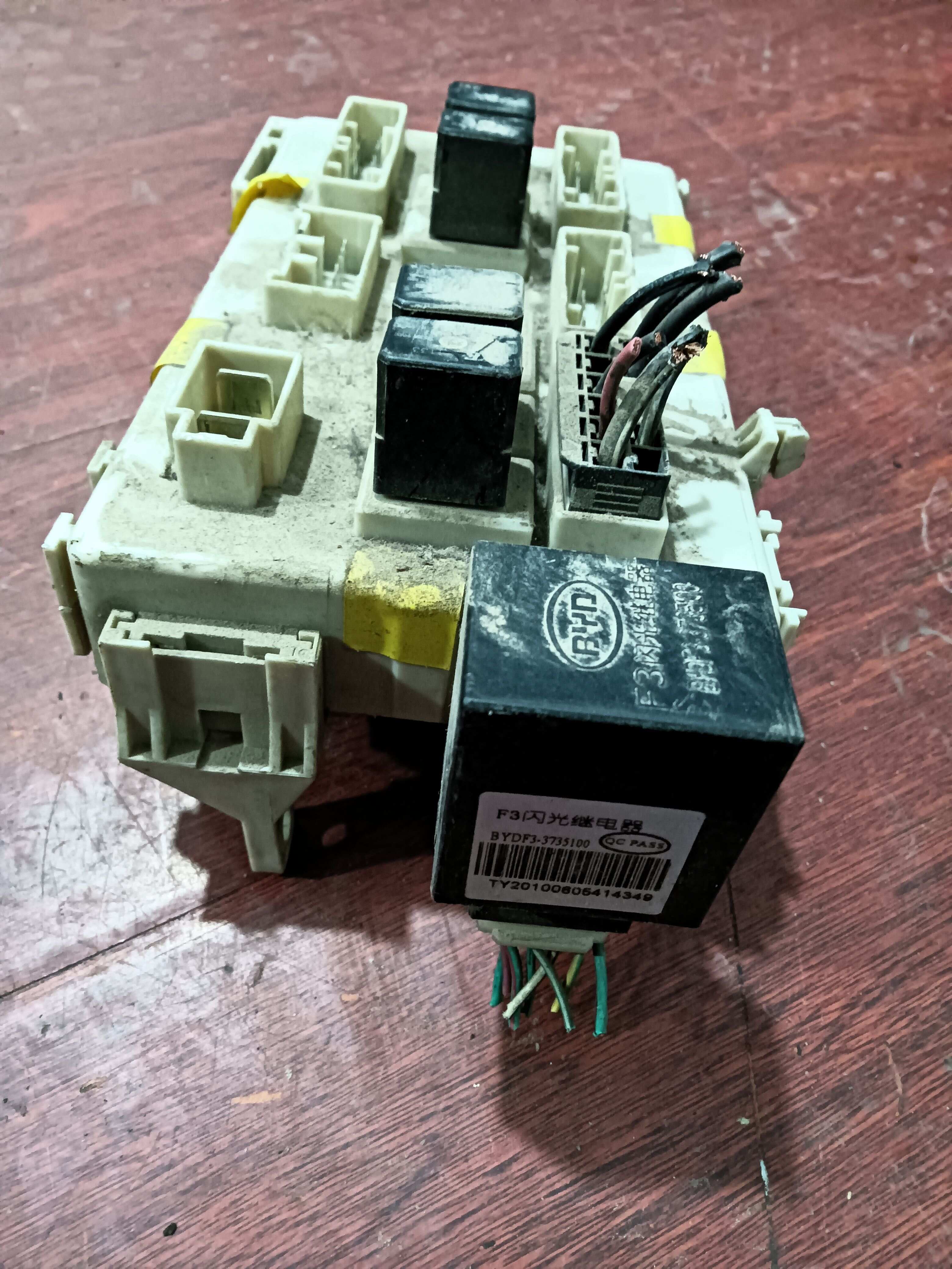 G33722010 Fuse Box