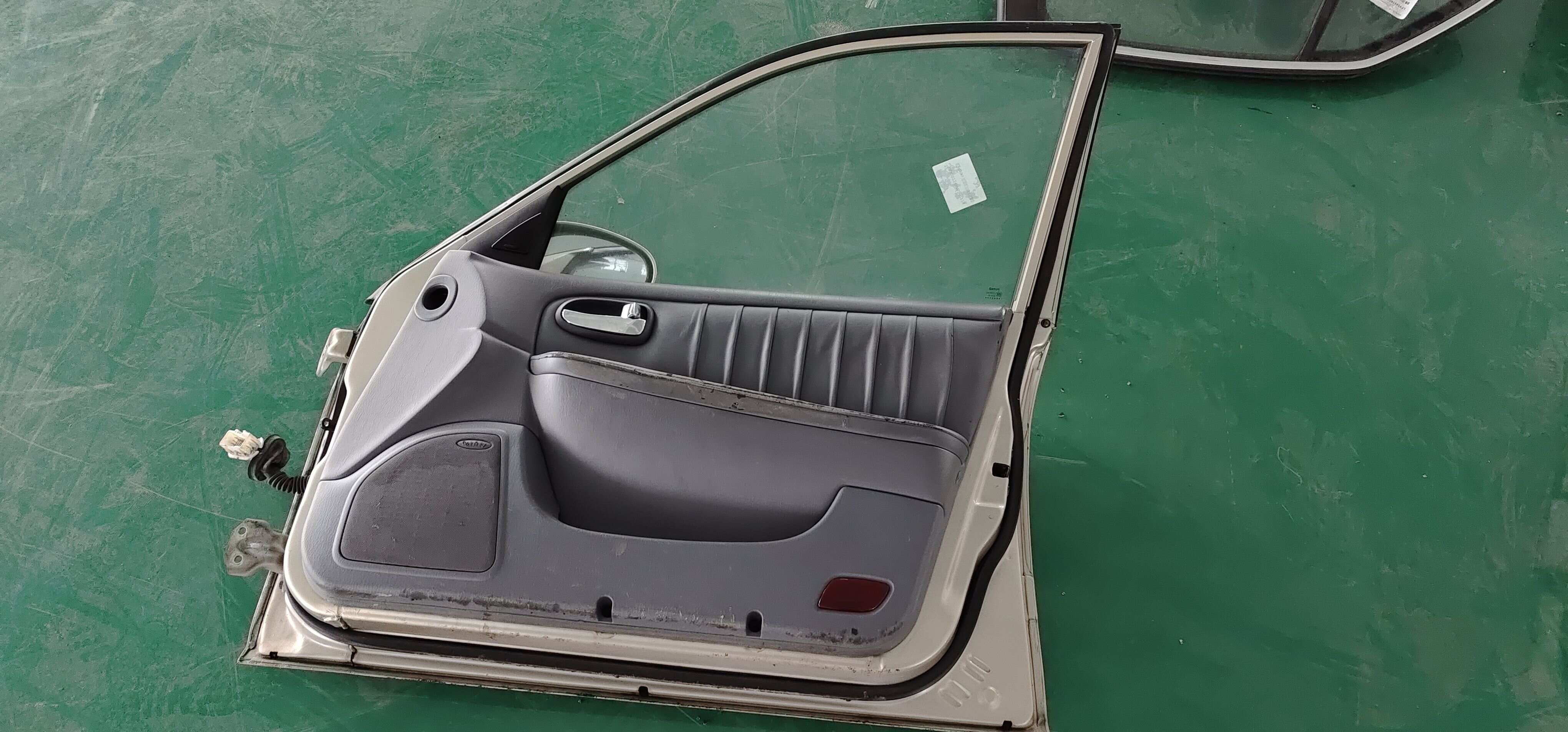 760043C100 Front Door Shell, Right