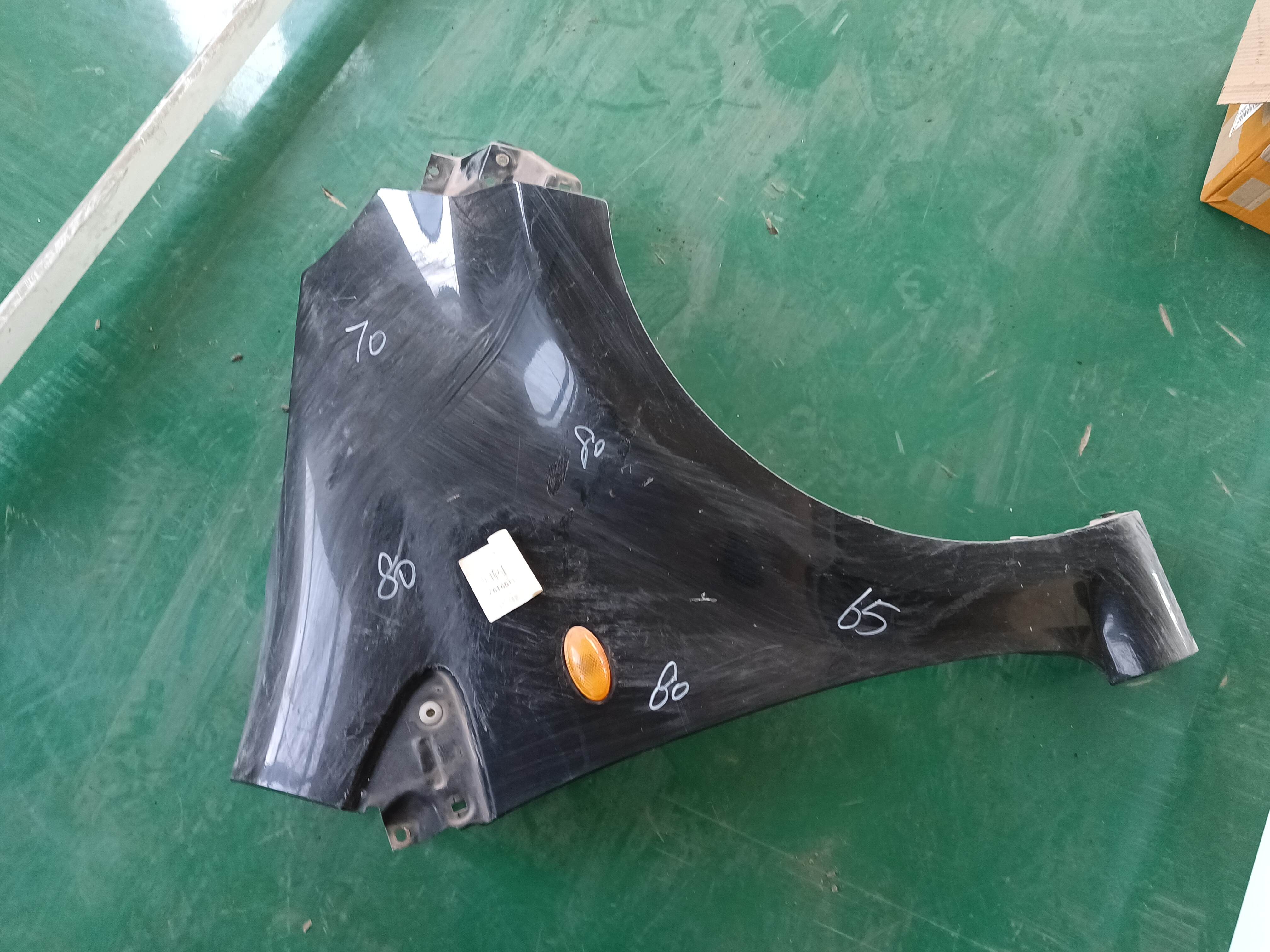 1014182300 Front Fender, Right
