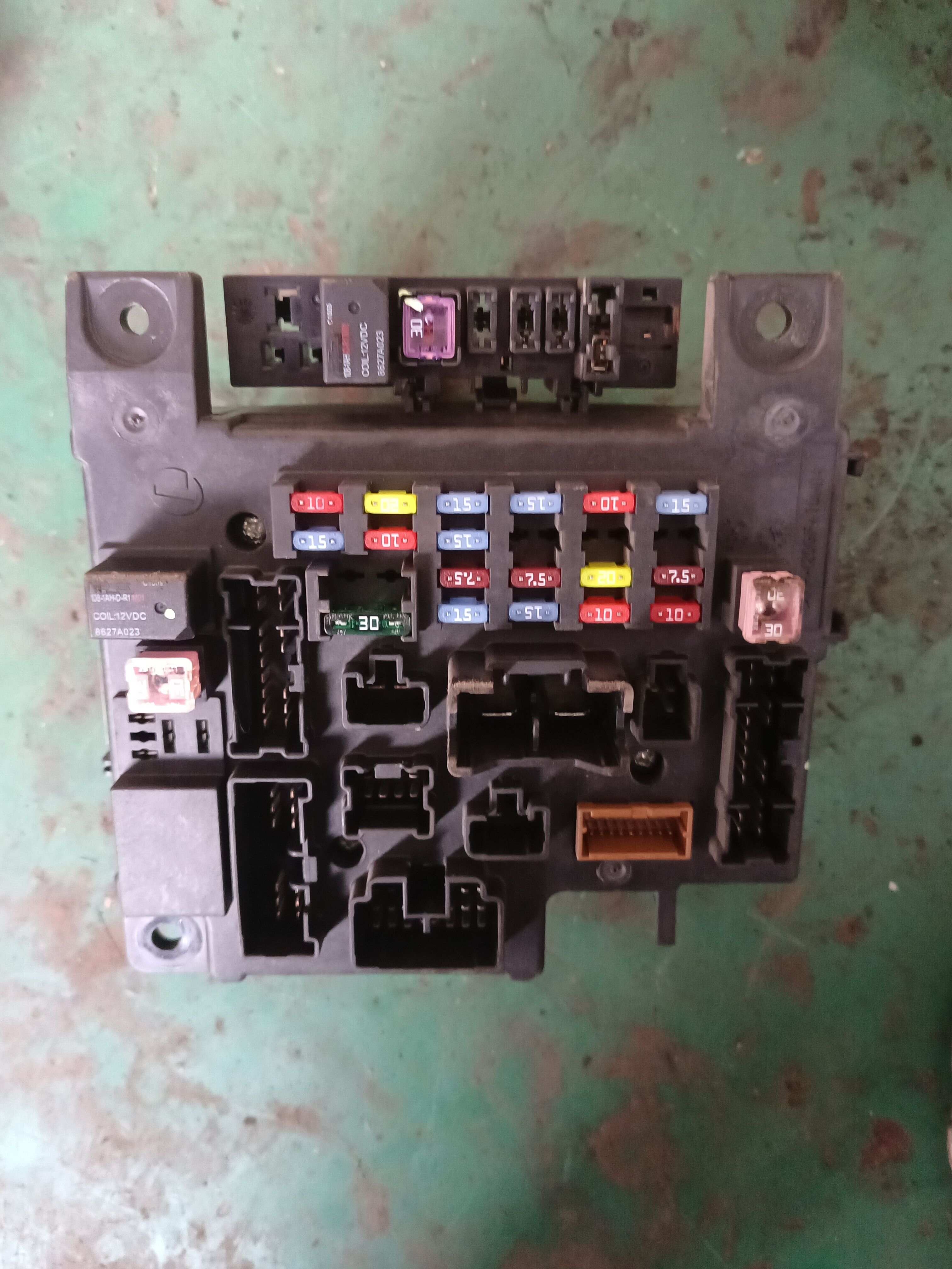 8637A321 Fuse Box