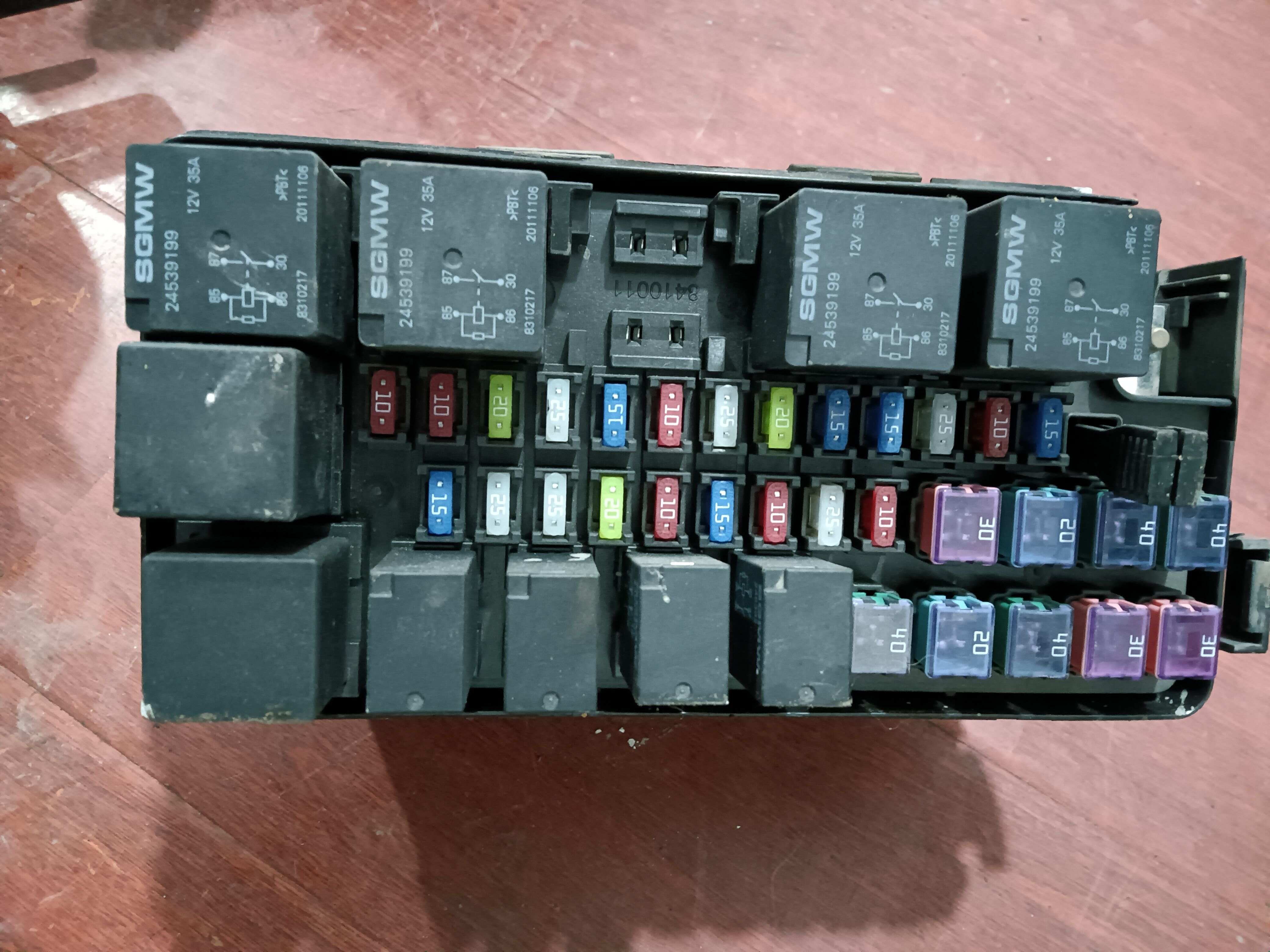 8410011 Fuse Box