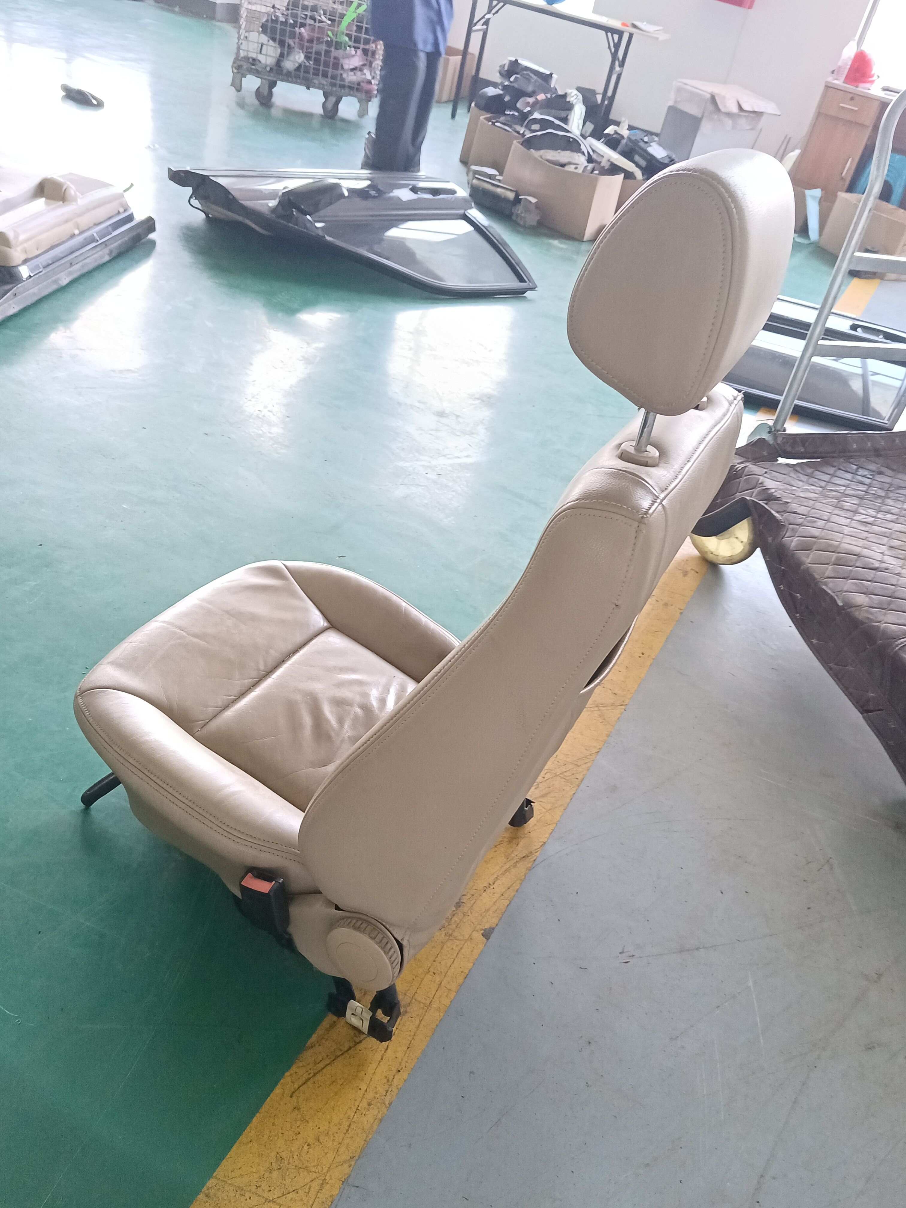 33D881046D 副驾驶员座椅总成
