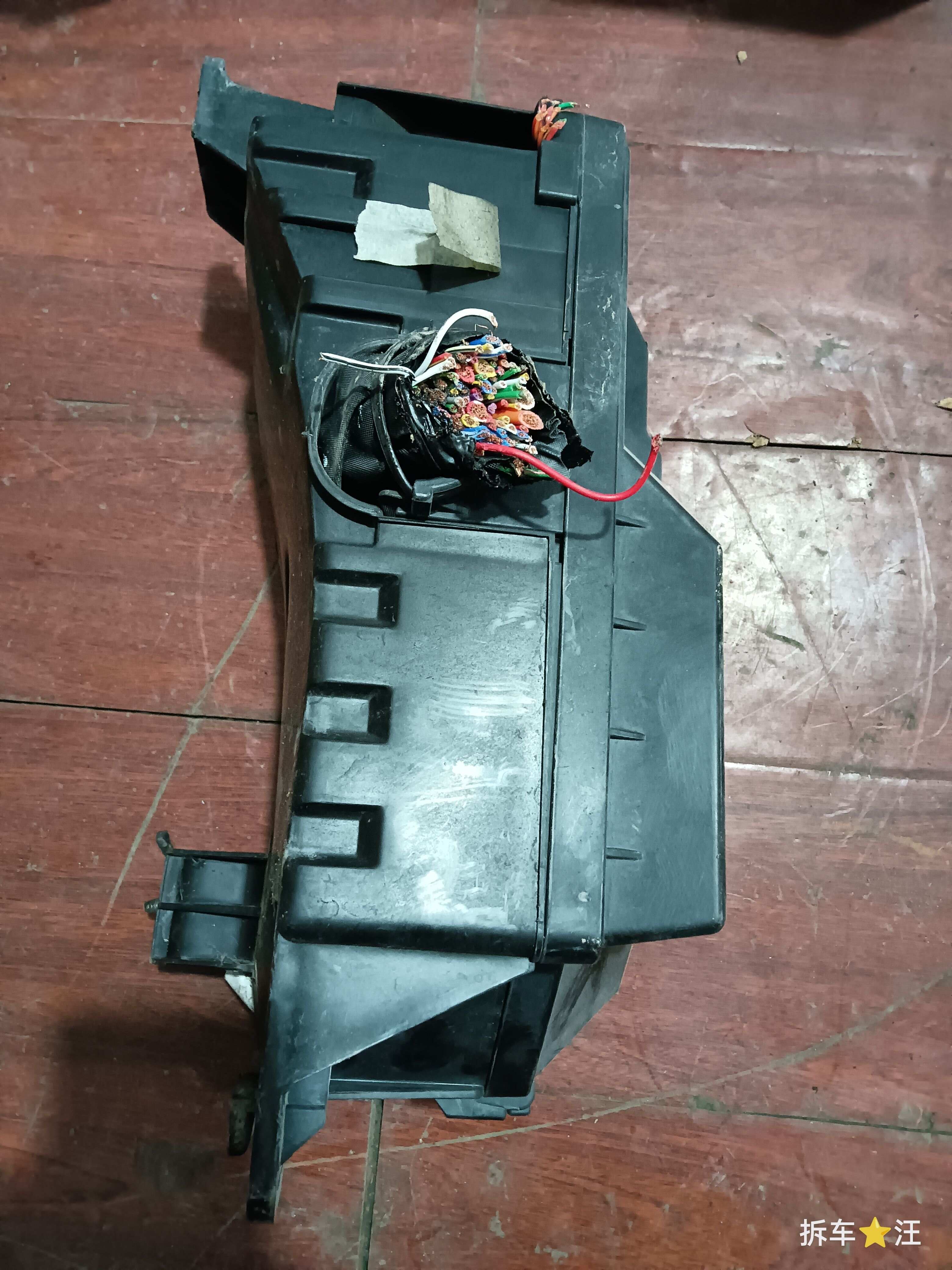4001100TNB Fuse Box