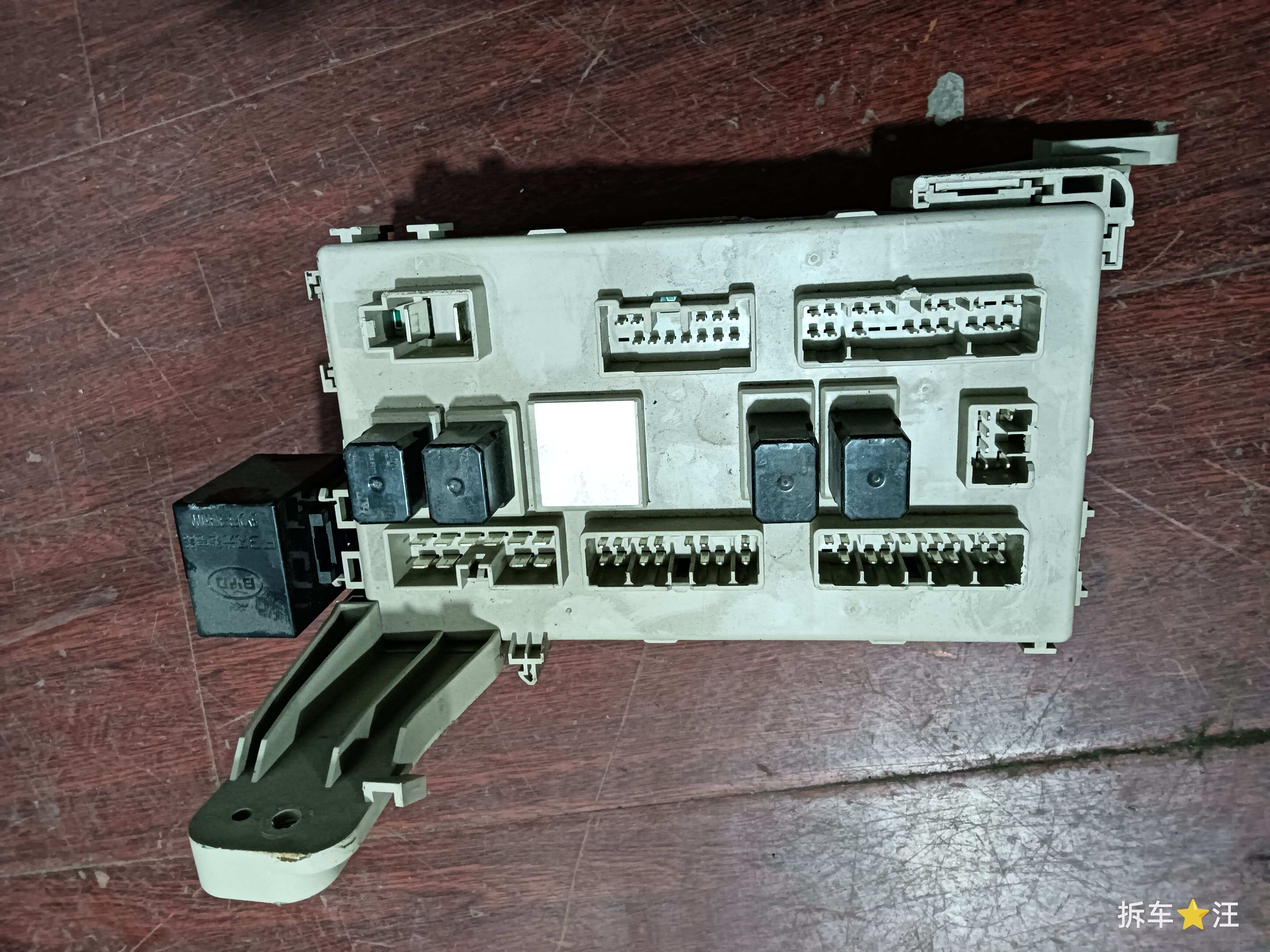 F33722010 Fuse Box