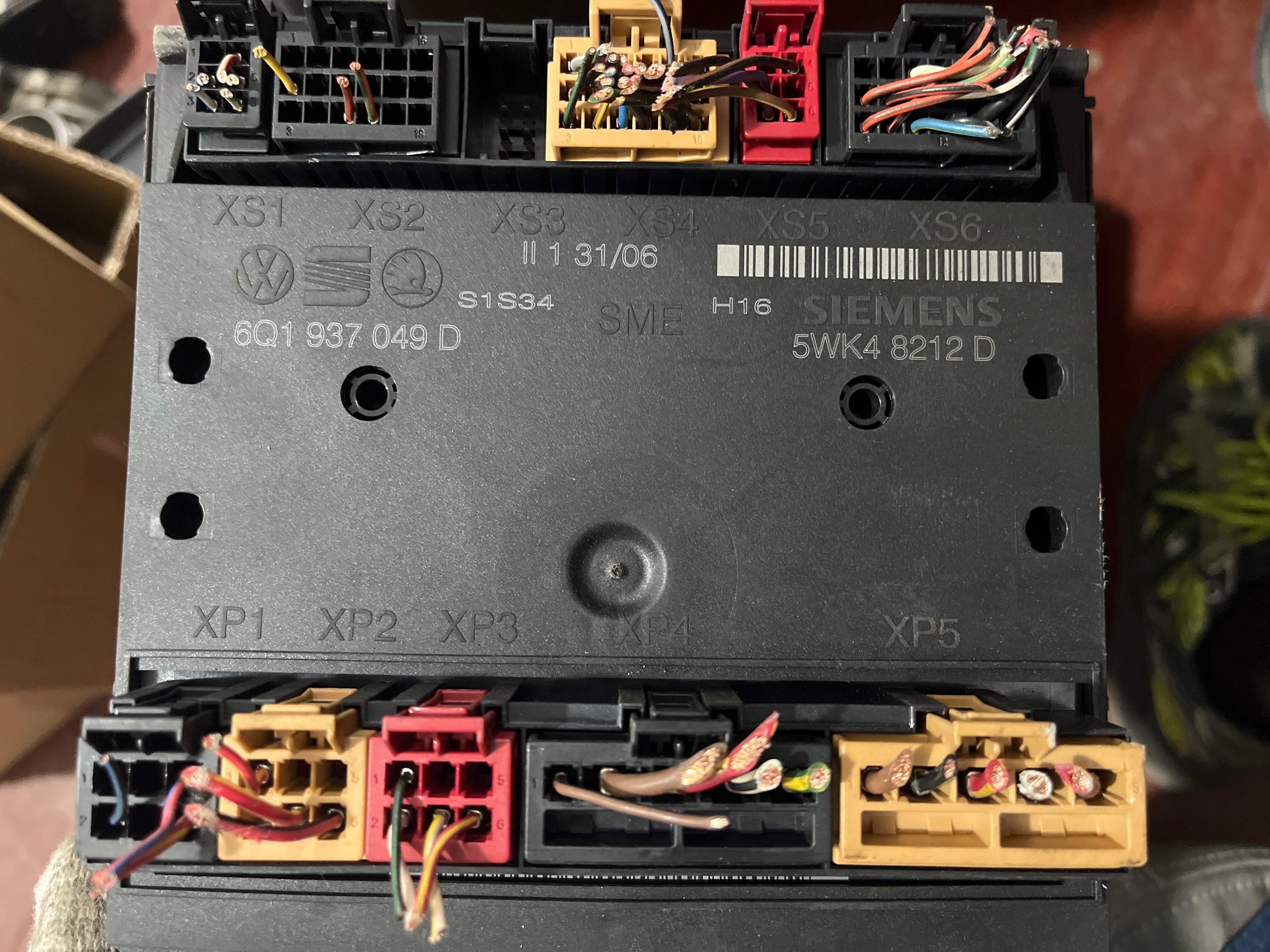 6Q1937049D 保险盒