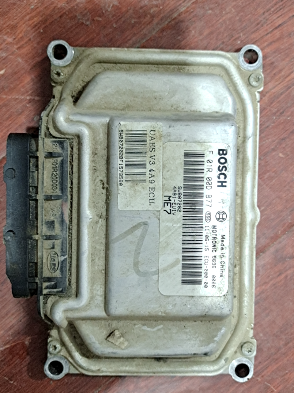 F01R00DB77 Engine Control Unit (ECU)