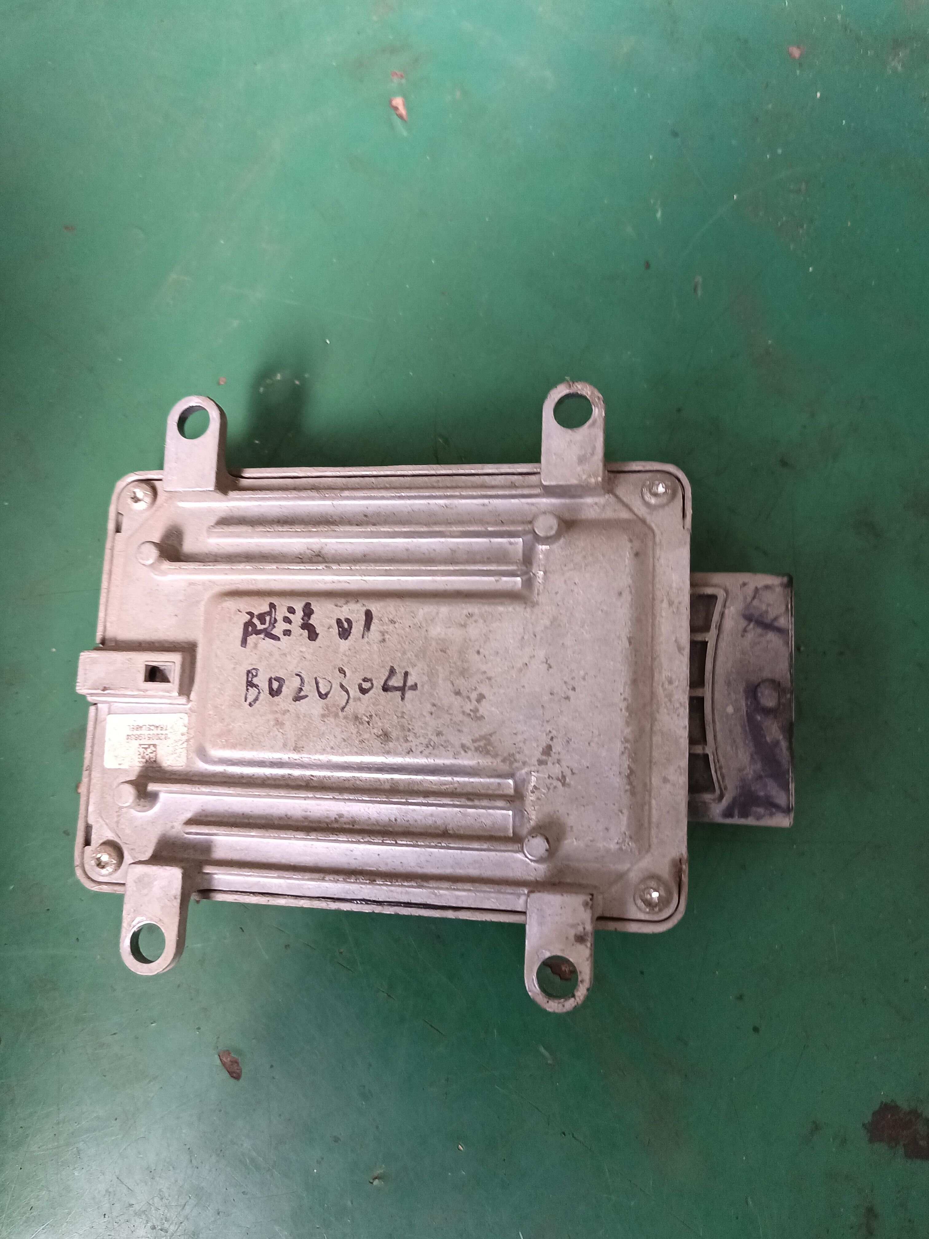 F01RB0D631 发动机电脑
