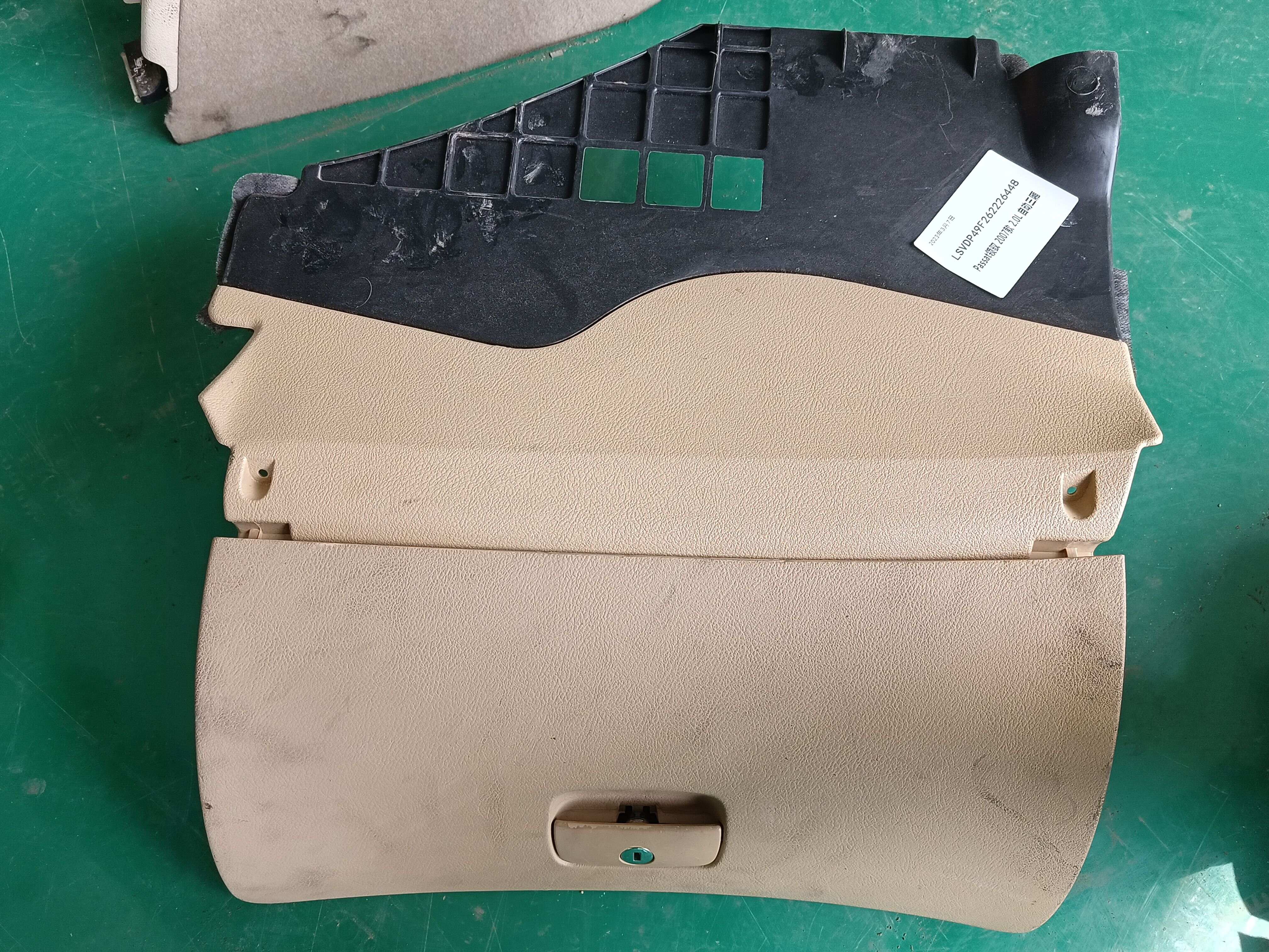 8L0857113A 仪表台杂物箱