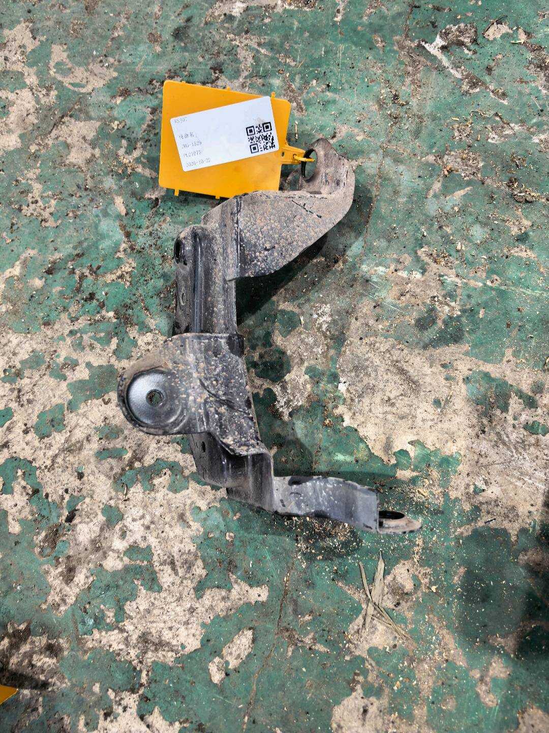 8E0145813F Bracket