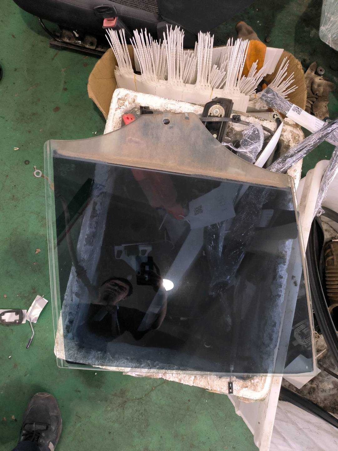 51352990300 侧窗玻璃 绿色 车门 后部 右侧