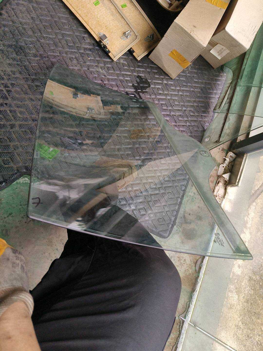 51357007512 后门玻璃(右)