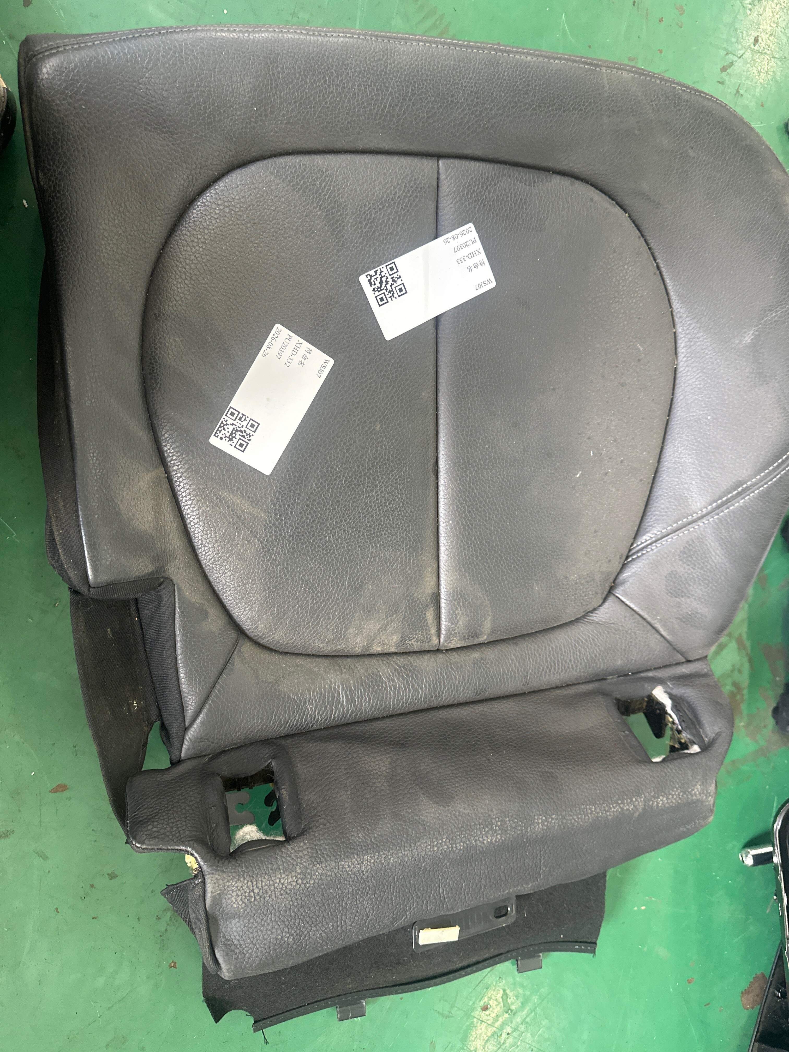 52207466830 后座椅底座面罩(右)
