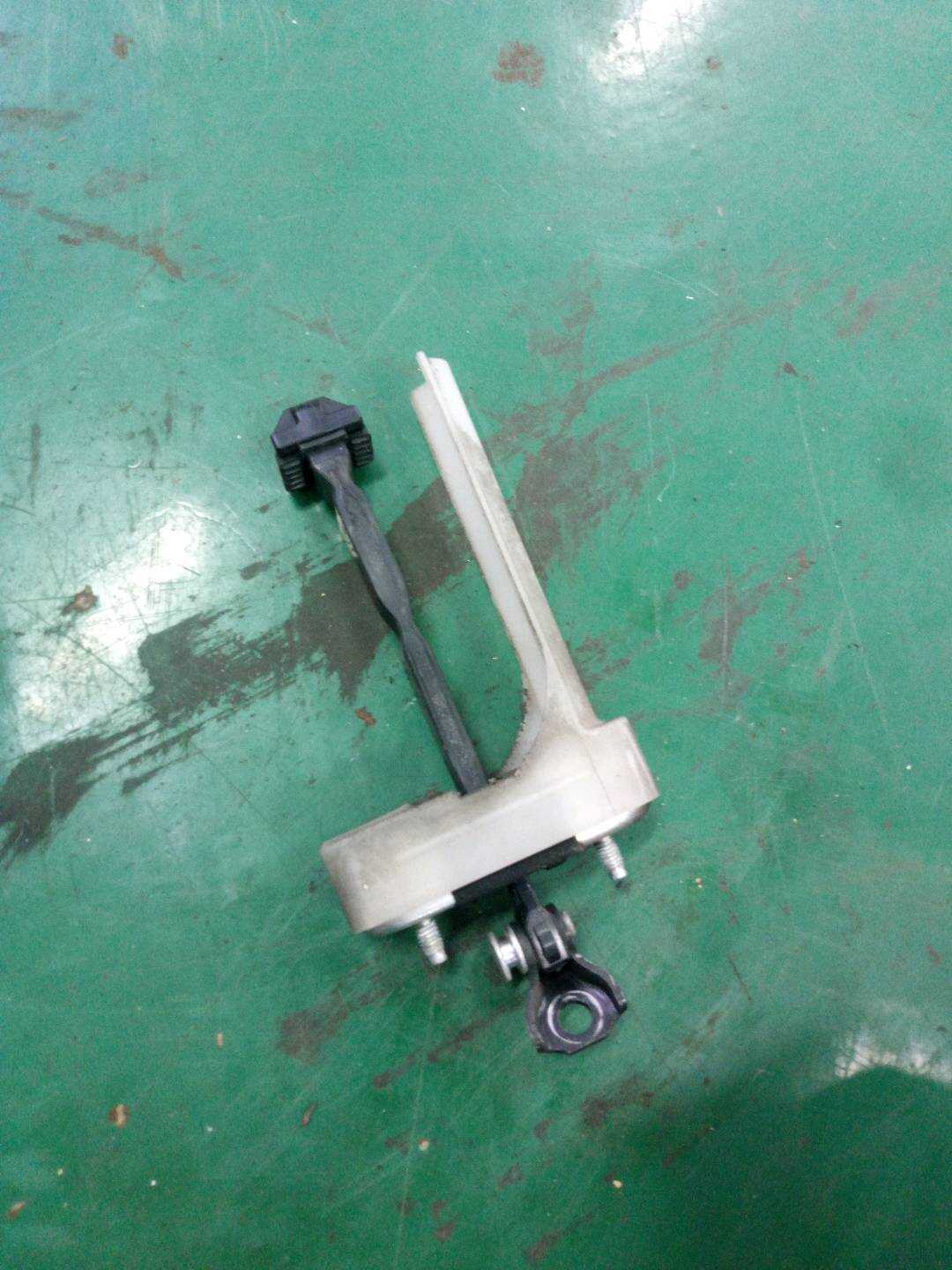6864048040 后门限位器（左）