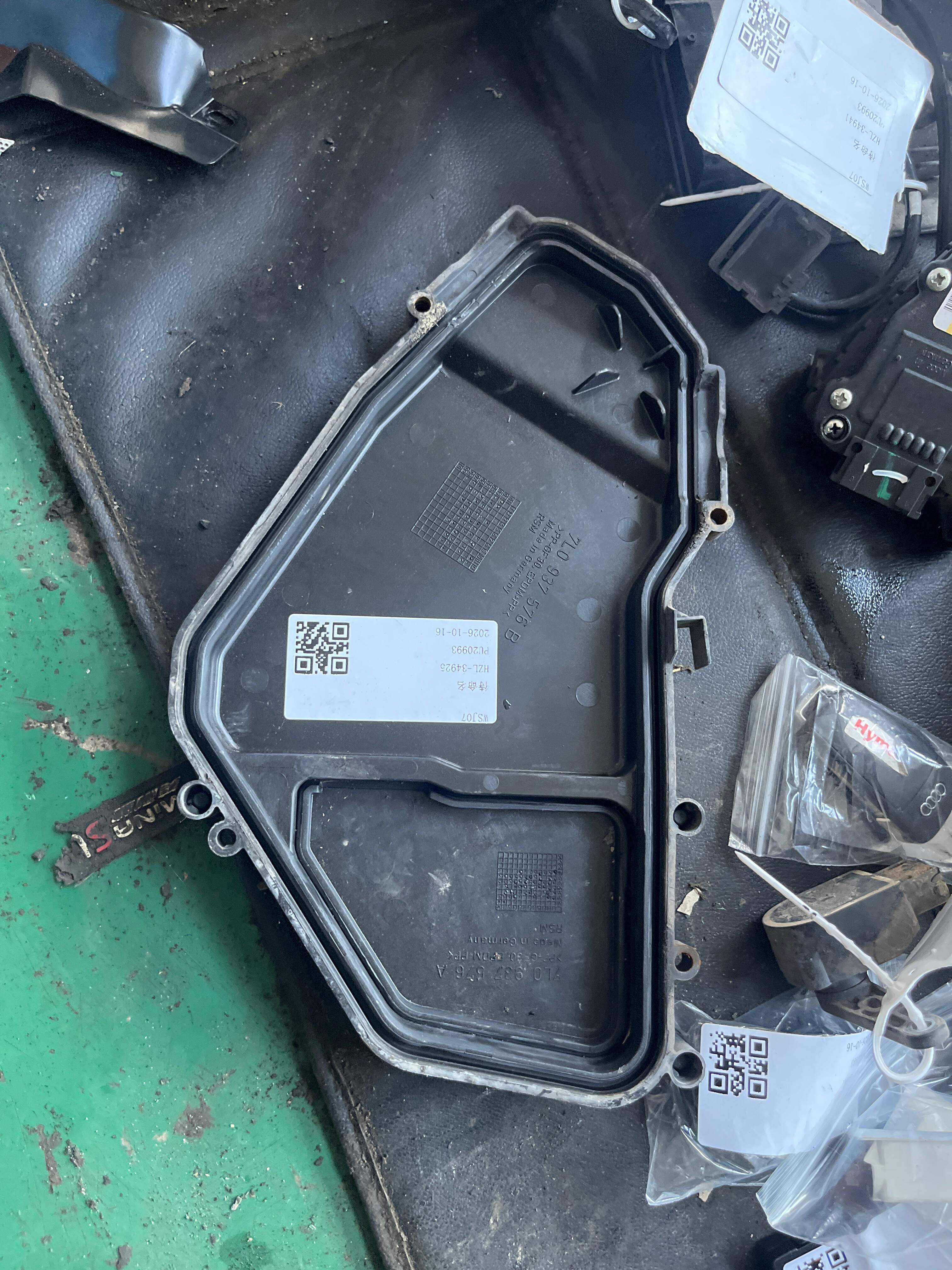 7L0937574A Engine Fuse Box Upper Cover