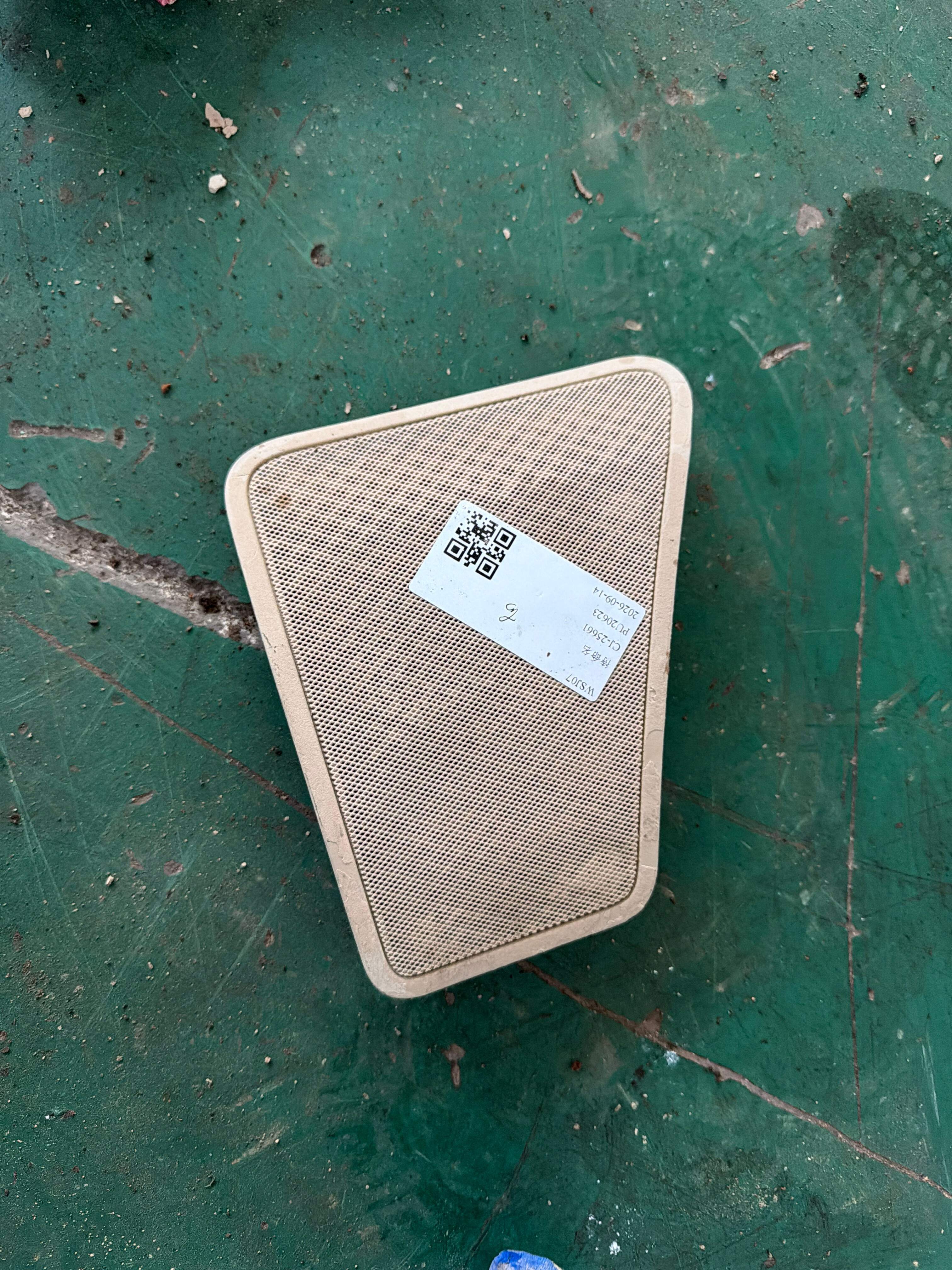 51469179862 后窗台饰板扬声器罩(右)