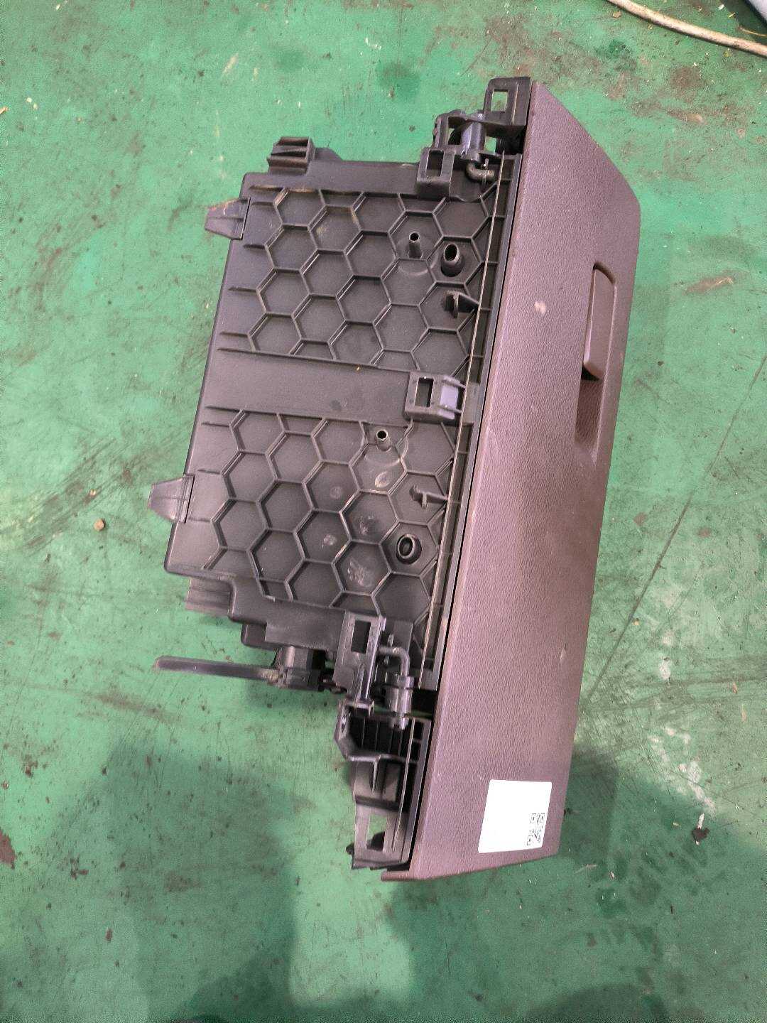 51166834136 仪表台杂物箱