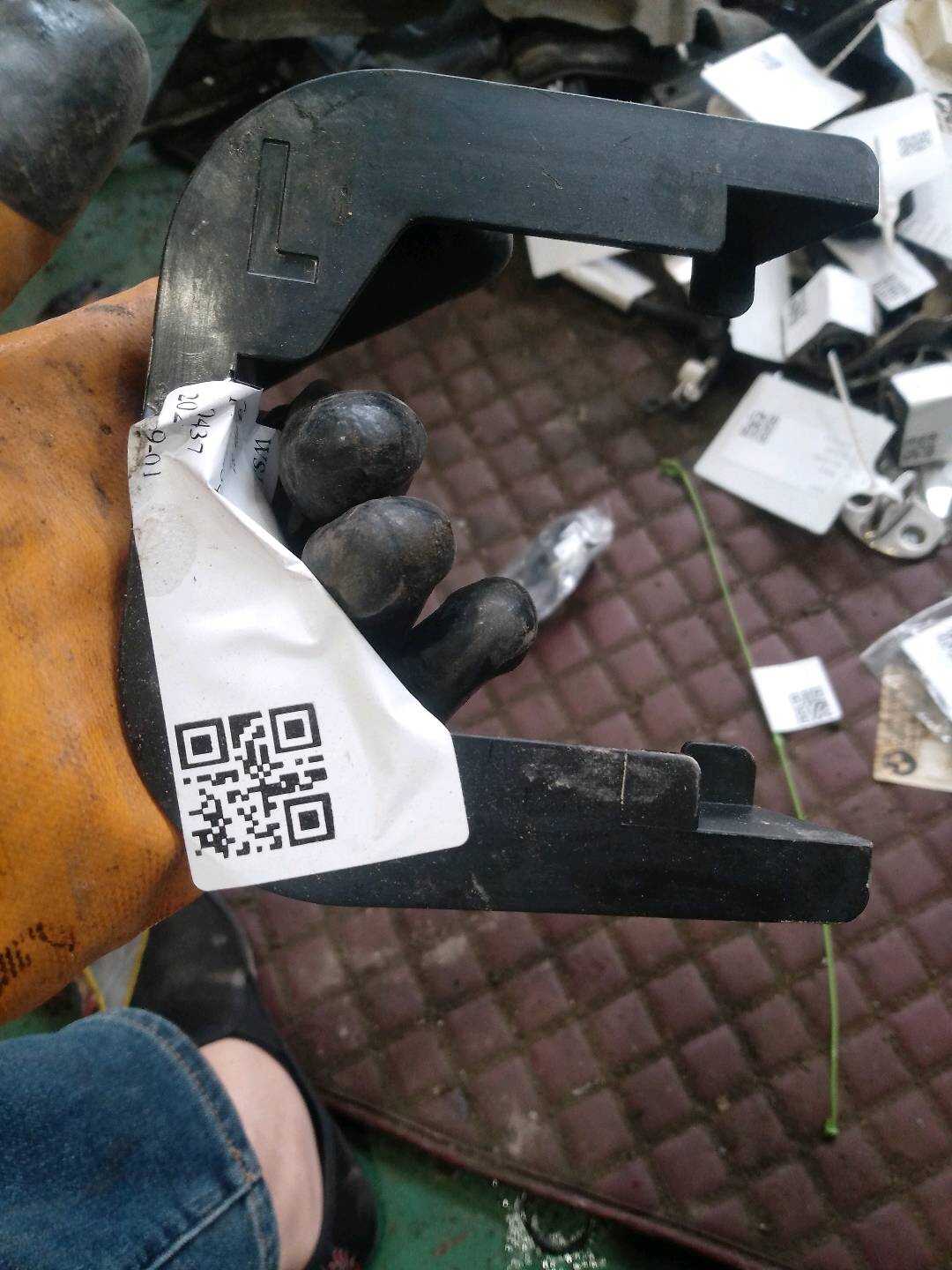 61139175319 固定架 左侧