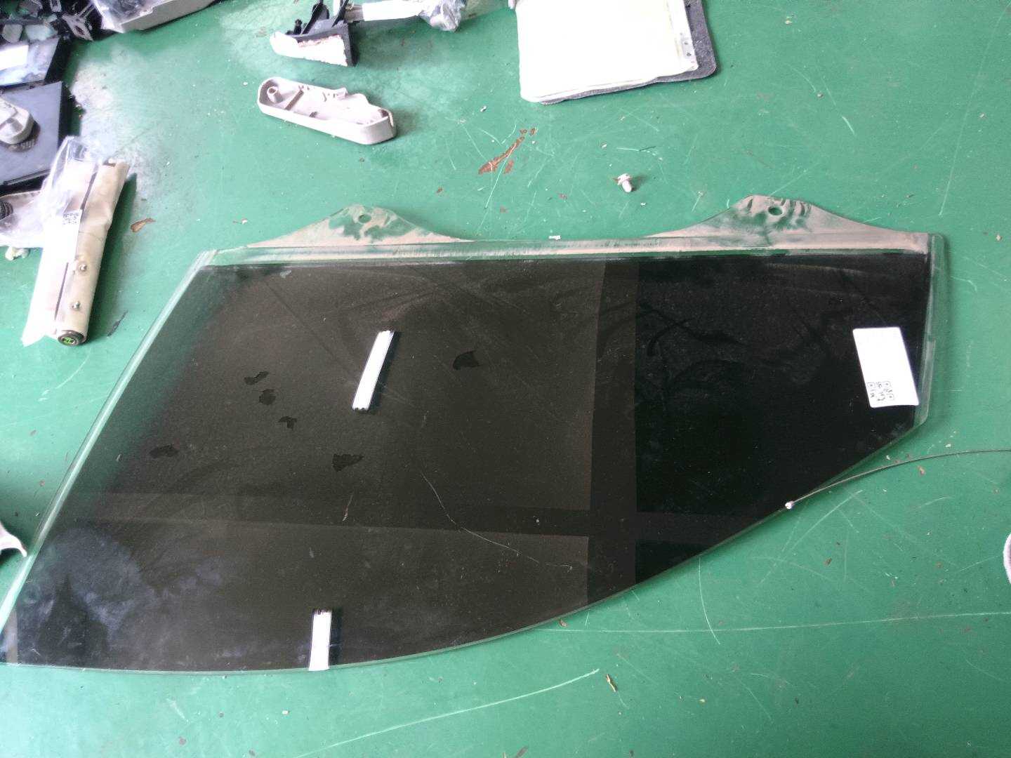 L8UD845201 Front Door Glass, Left
