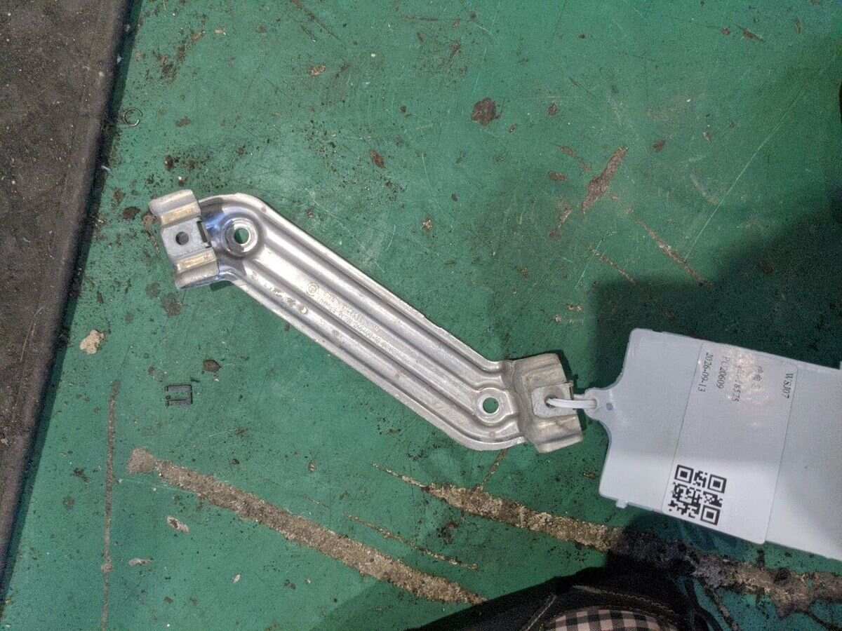 51717152822 支架 底板饰板 右