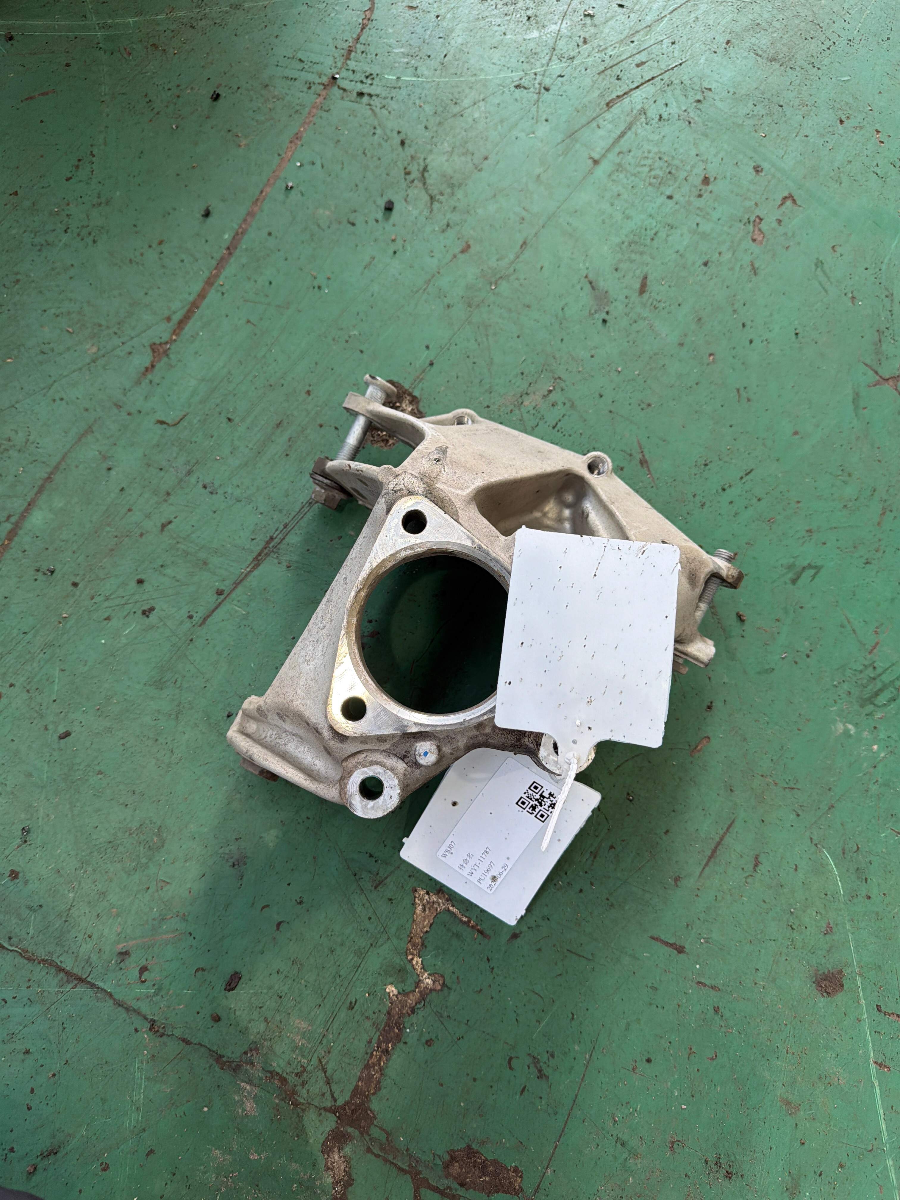 8888976513 Rear Steering Knuckle, Left