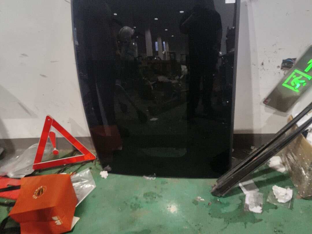 T4N7726 Sunroof Glass