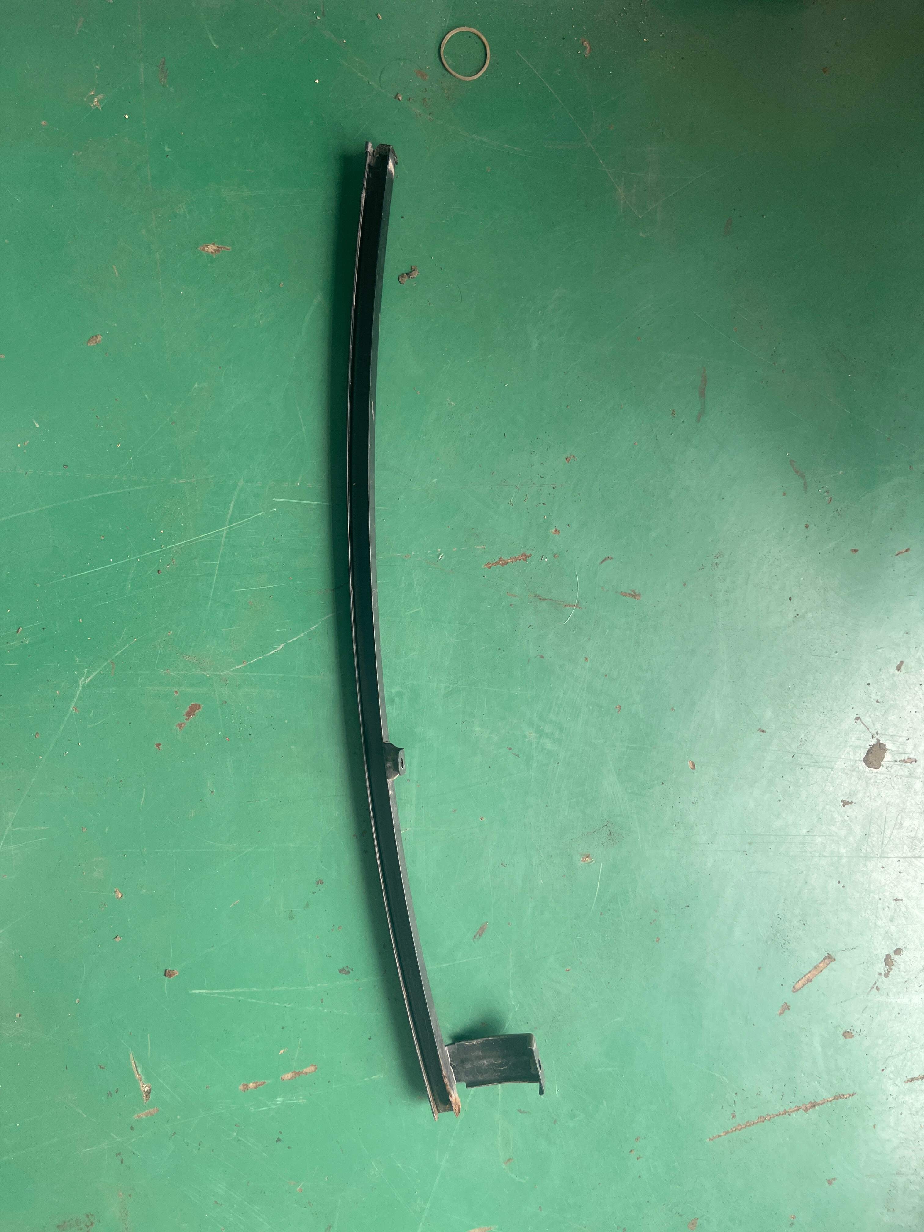 50011823 后门玻璃后导轨总成