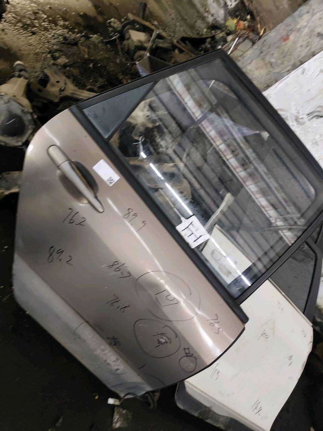 BH5A6201010 后门壳（右）