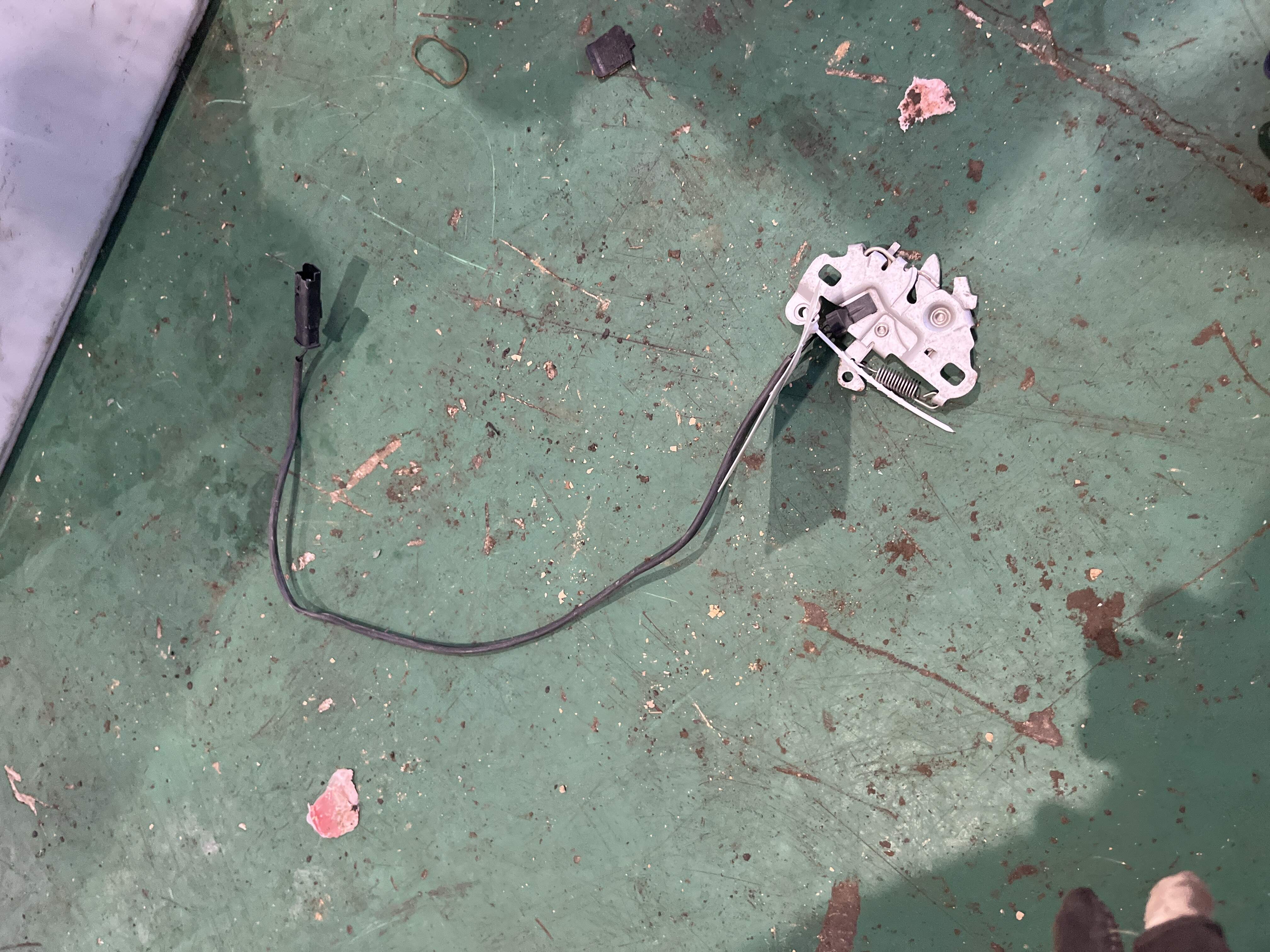 YL00350680 Front Hood Lock