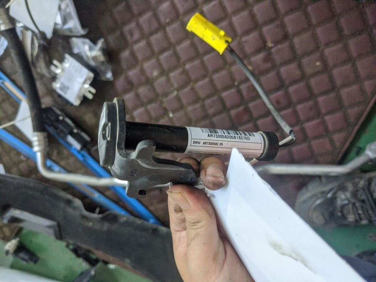 51237300582 前机盖作动器(右)