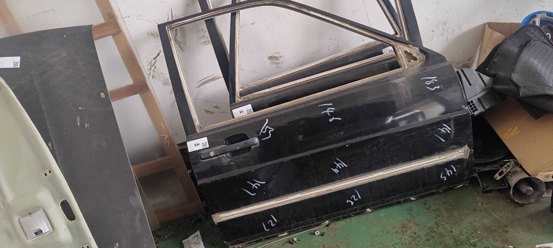 330831052D 前门壳（右）