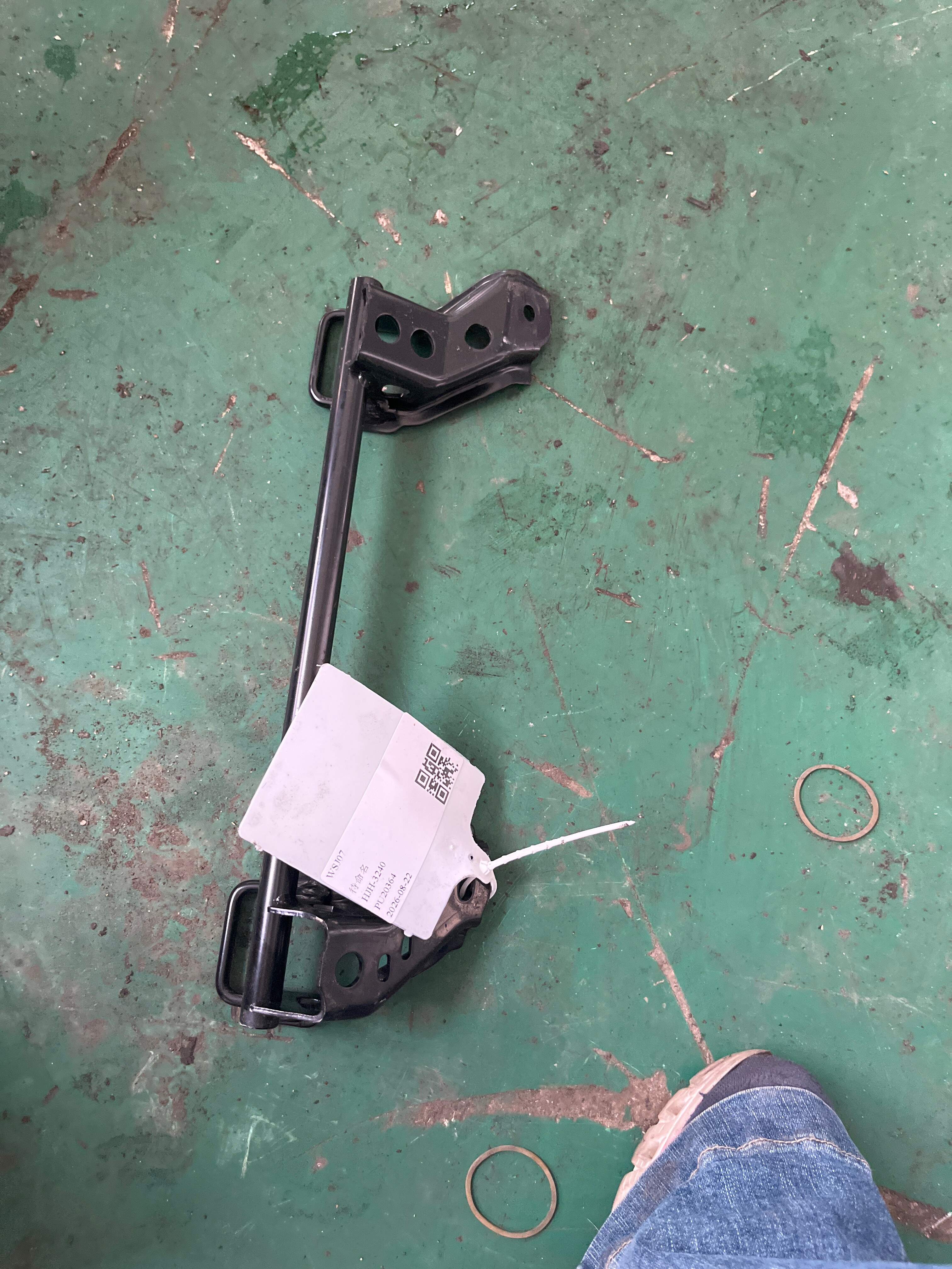 7370676010 儿童约束座椅锚定器左侧支架分总成