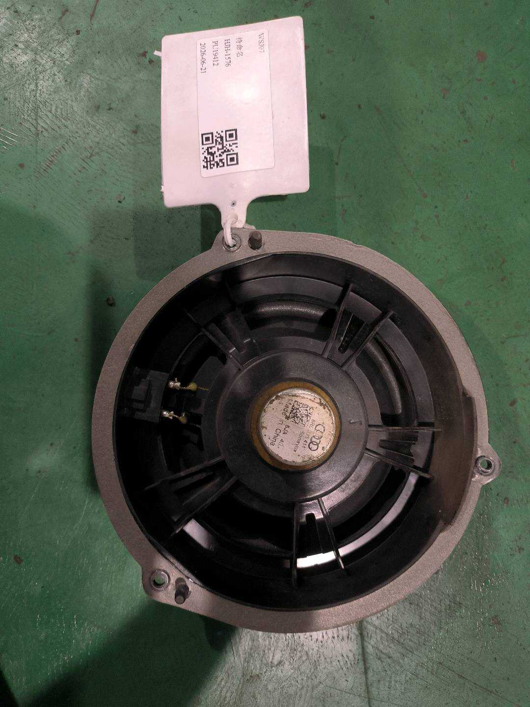 8R0035411 后门低音扬声器(右)