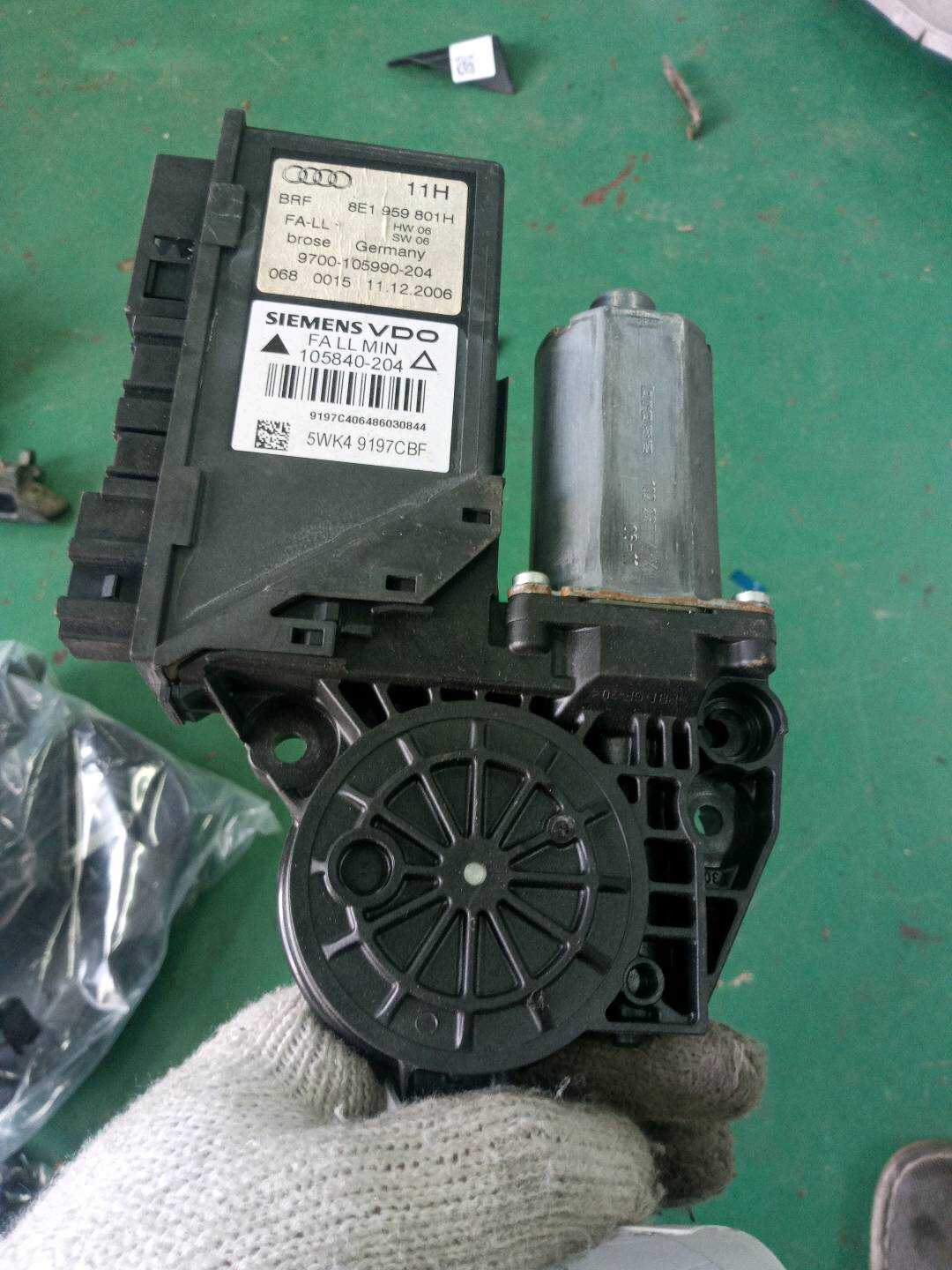 L8E1959801G 前门玻璃升降电机(左)