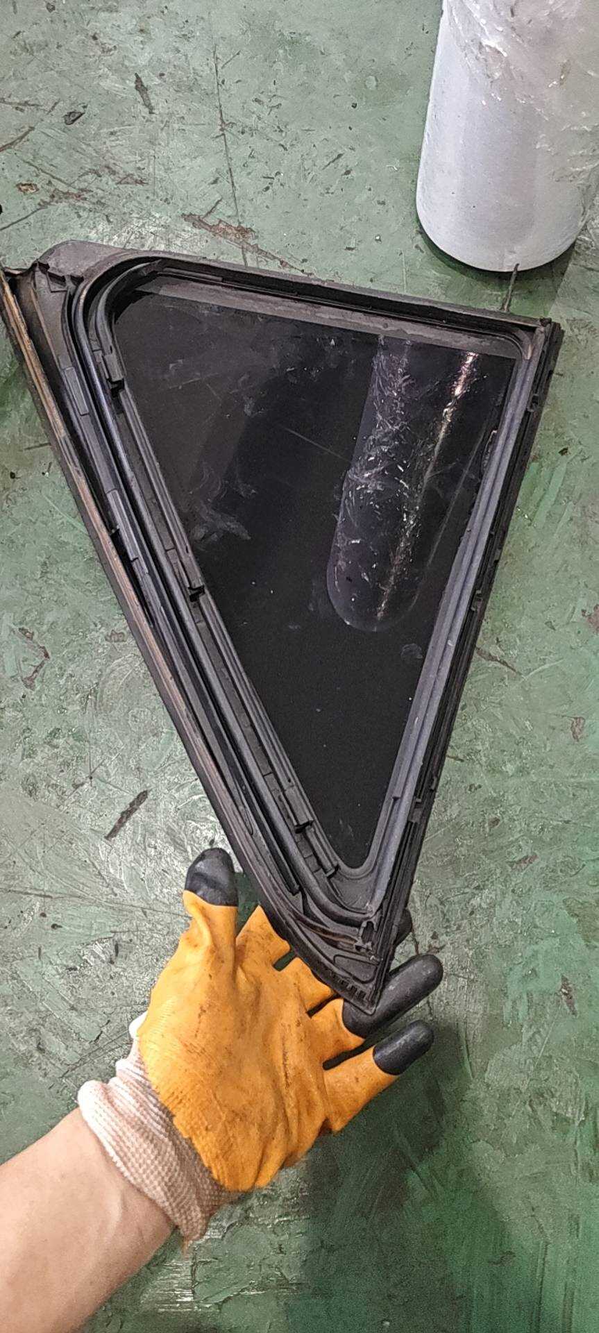 A1667301455 后门三角窗玻璃(右)