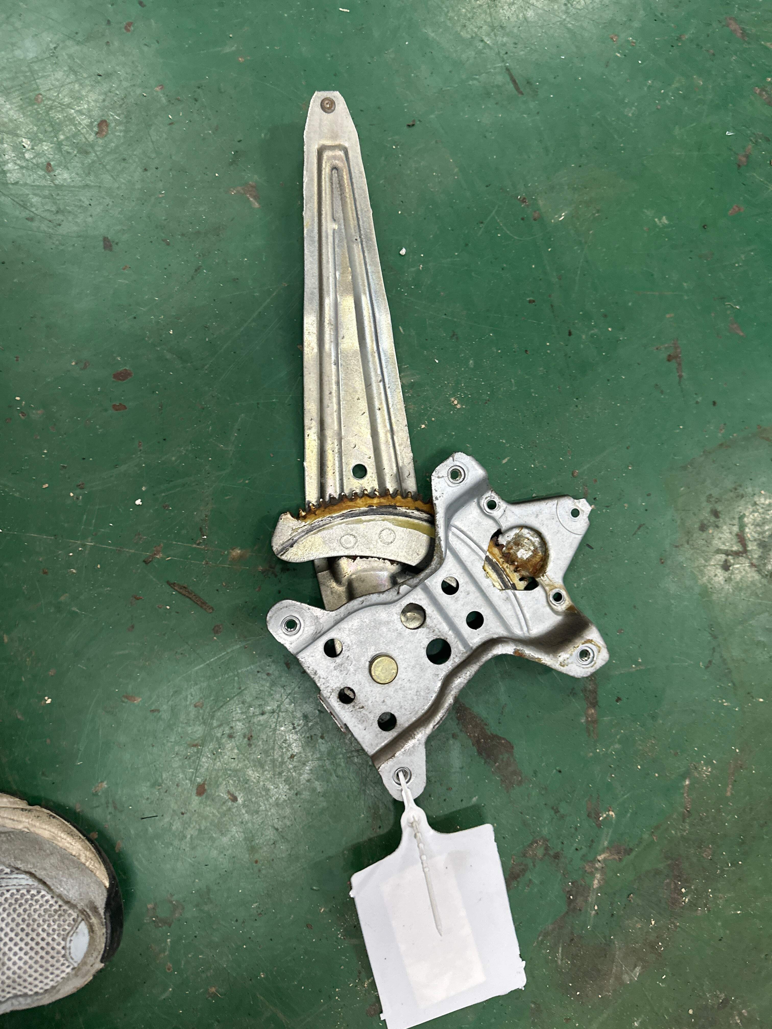 6980312140 后门玻璃升降支架(右)