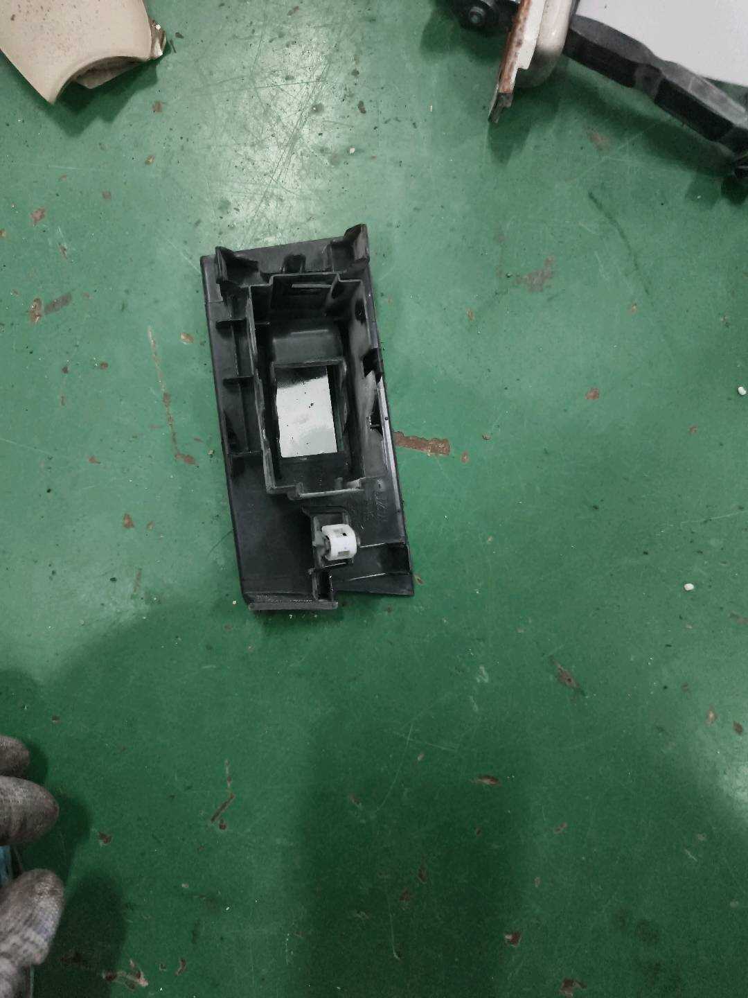 7427102540C0 后门玻璃升降开关装饰板(右)