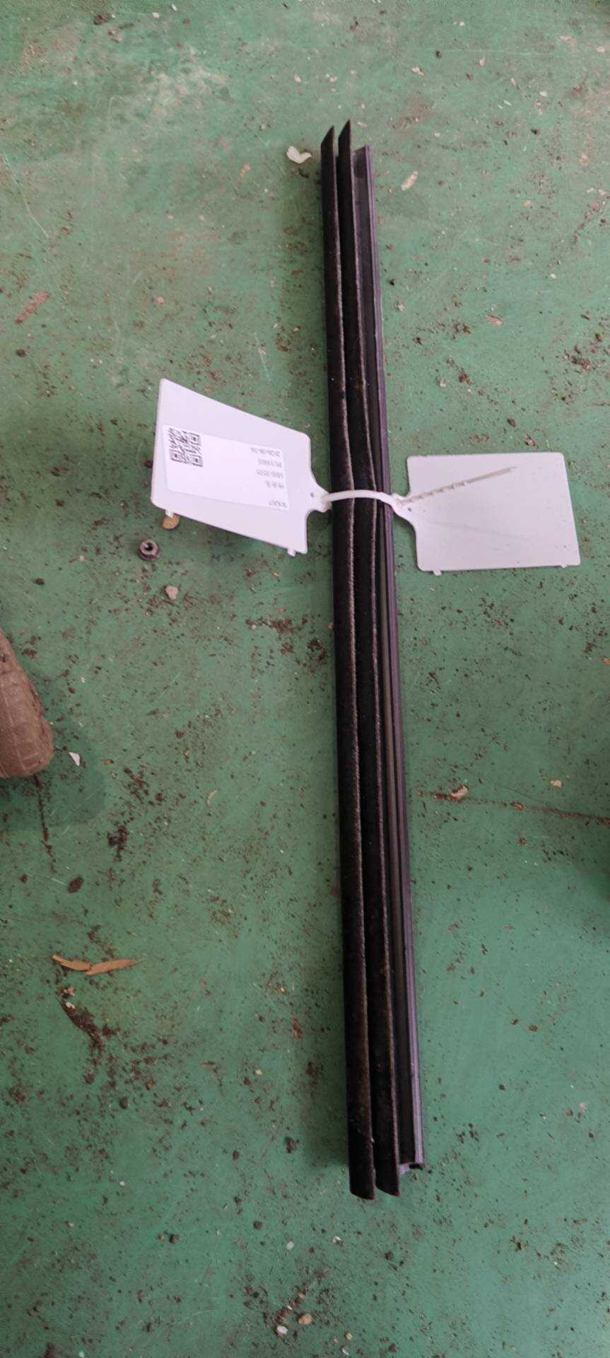 9804028680 Rear Door Window Molding (Right Inner)