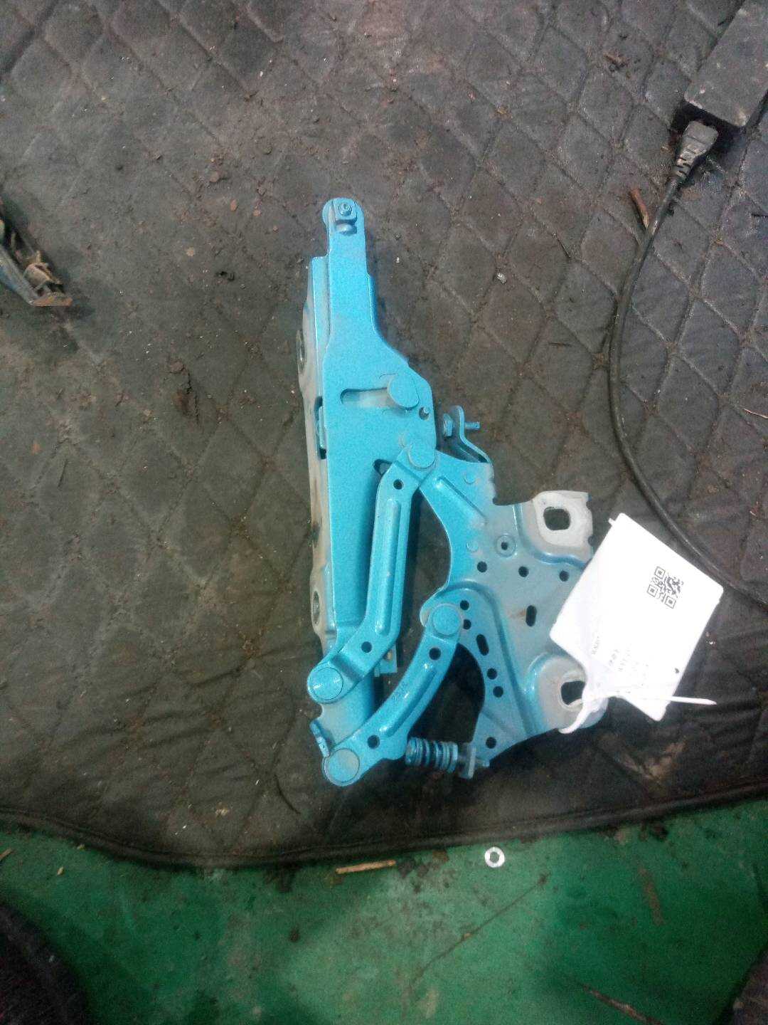41007370302 Front Hood Hinge, Right