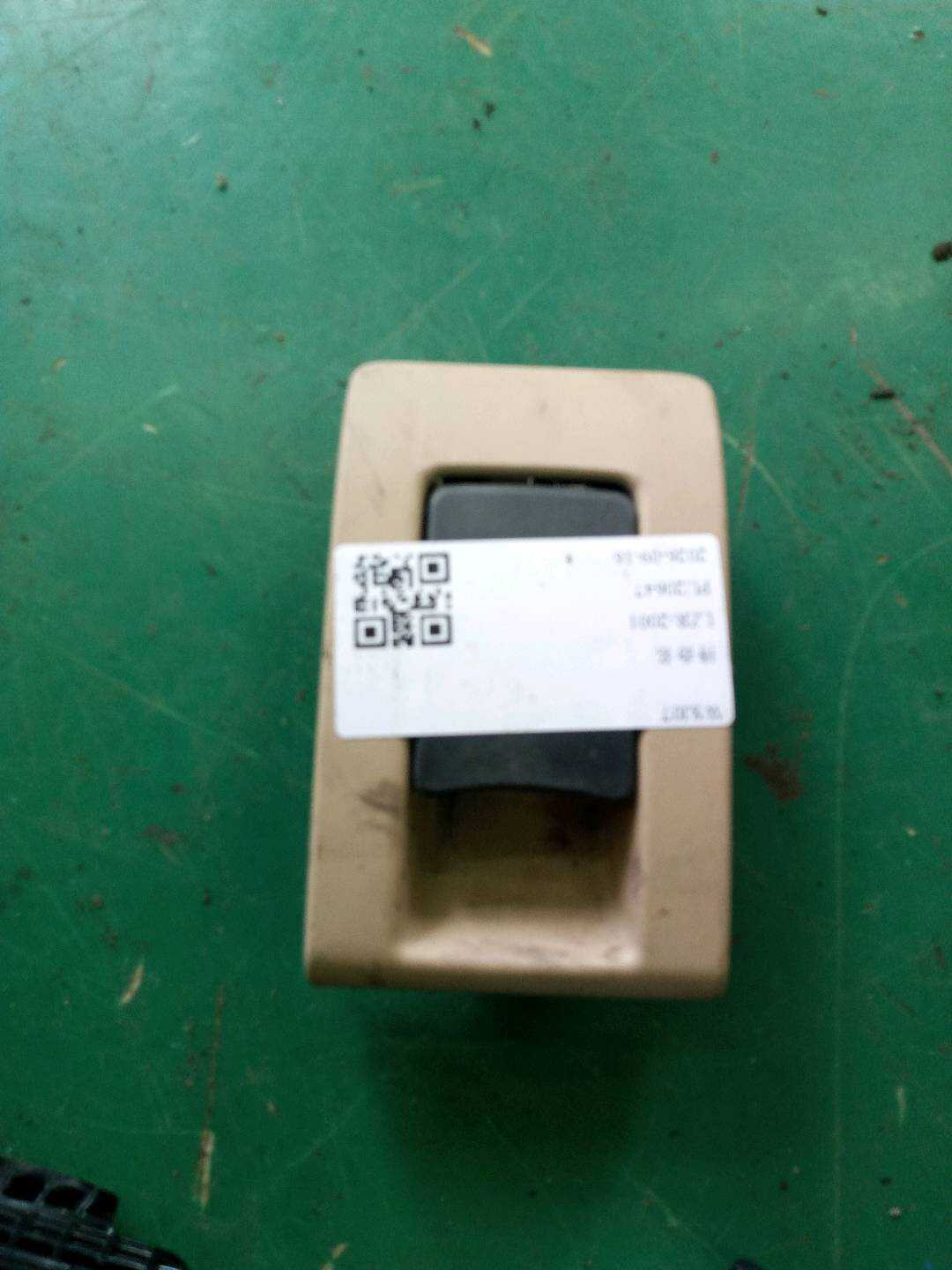 52202997558 后座椅锁盖(右)