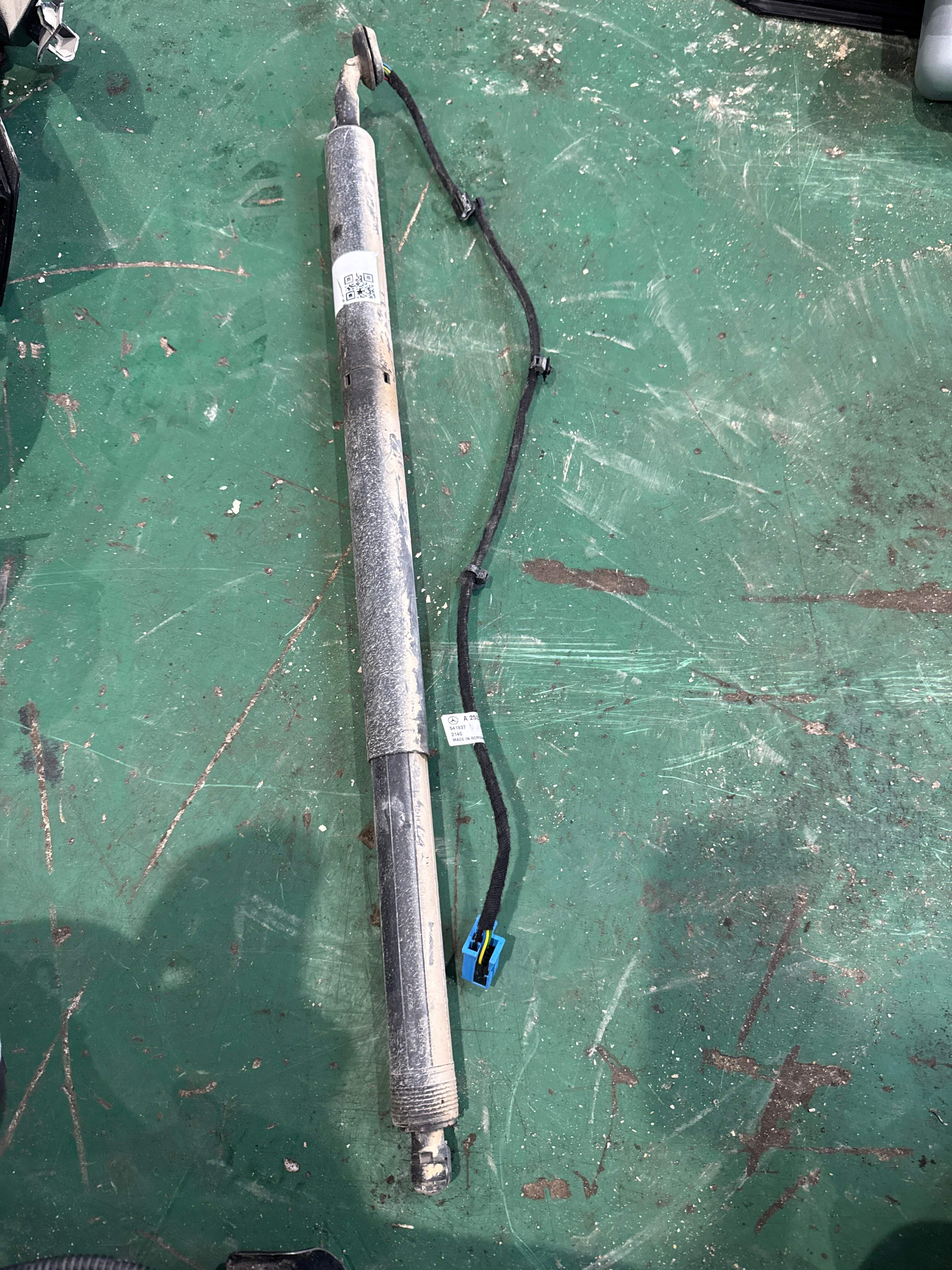 A2538902300 尾盖撑杆(左)