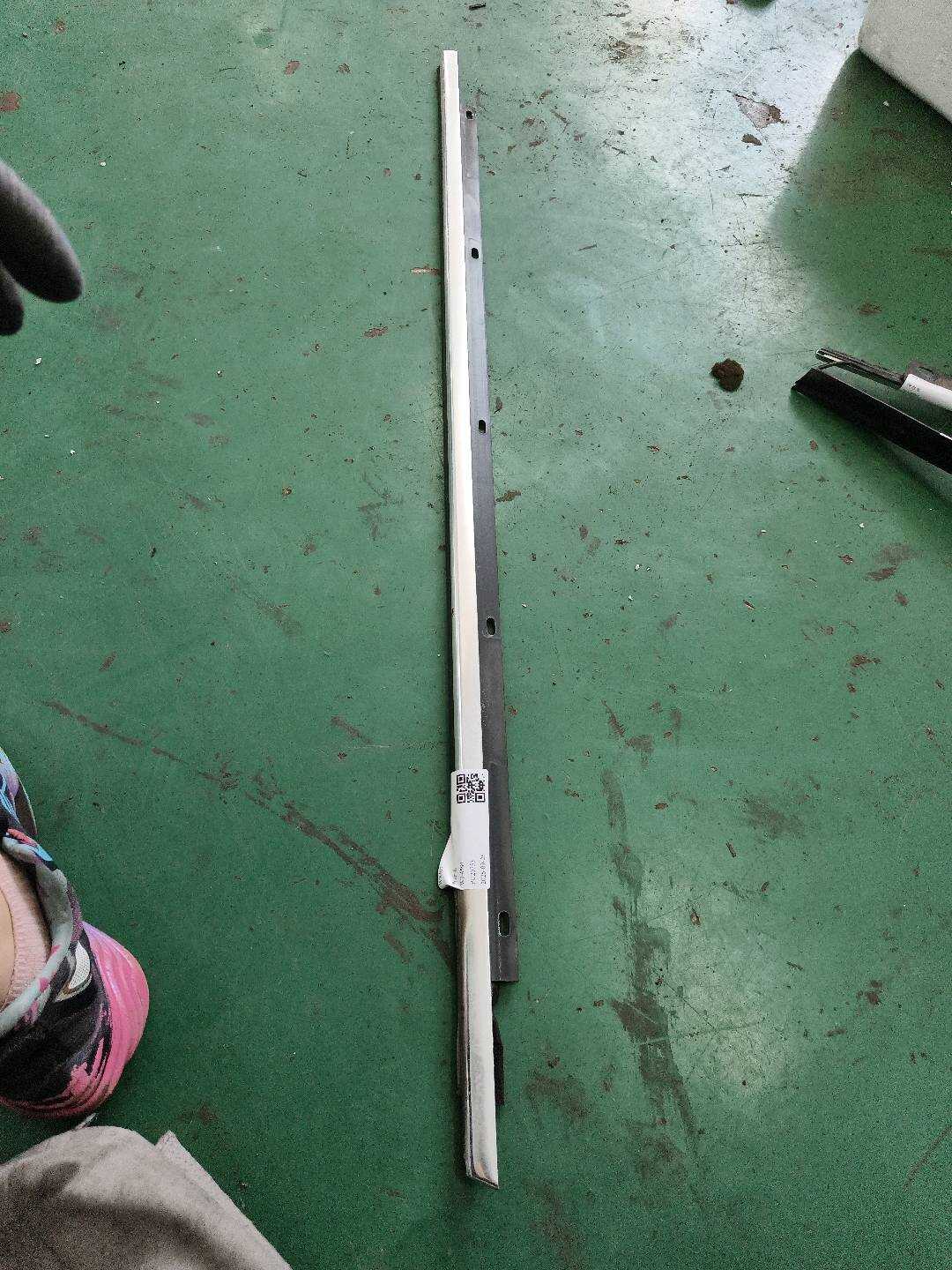 8E0853283G 前门玻璃压条（左外）