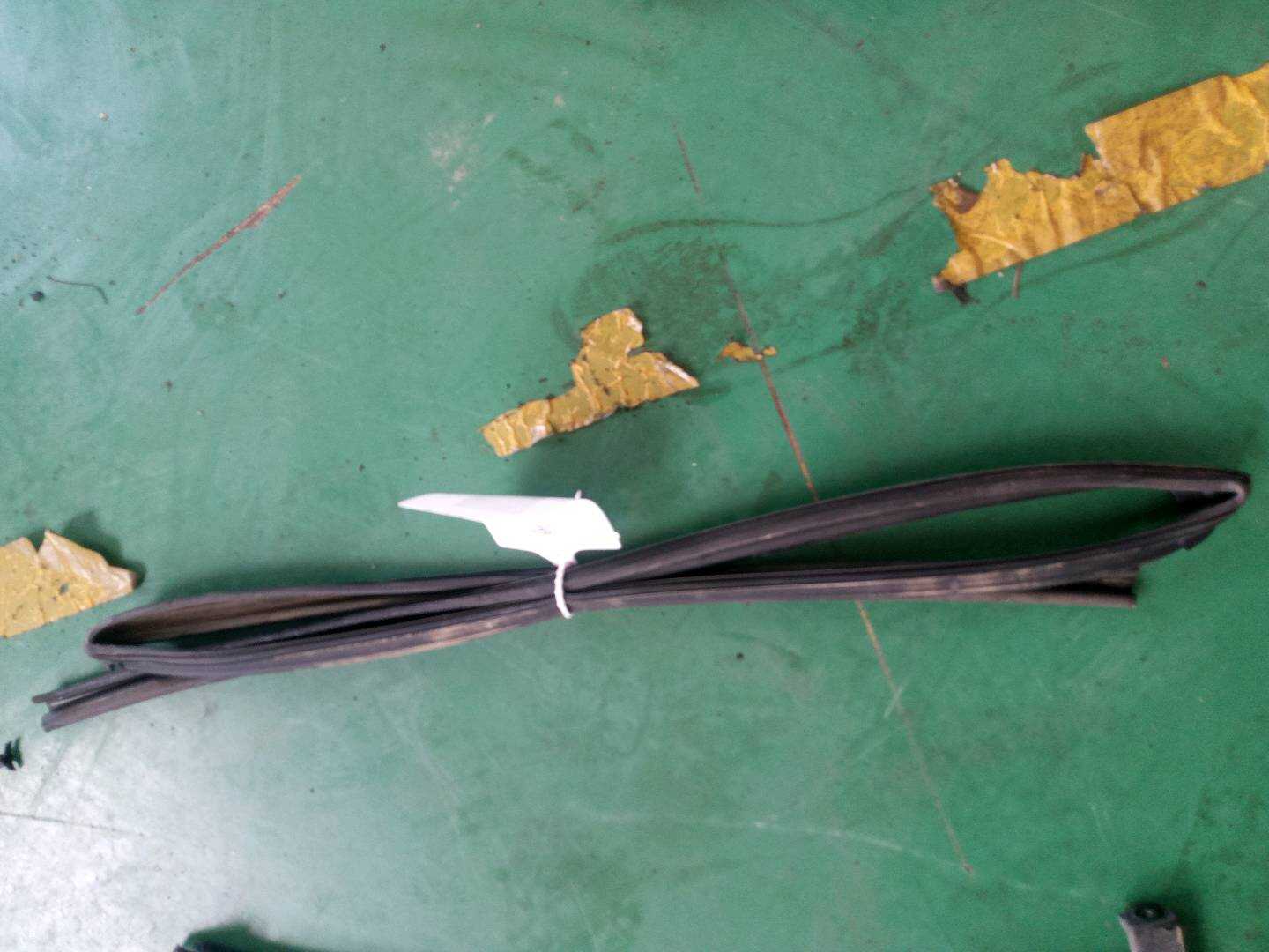6815202180 后门玻璃绒槽(左)
