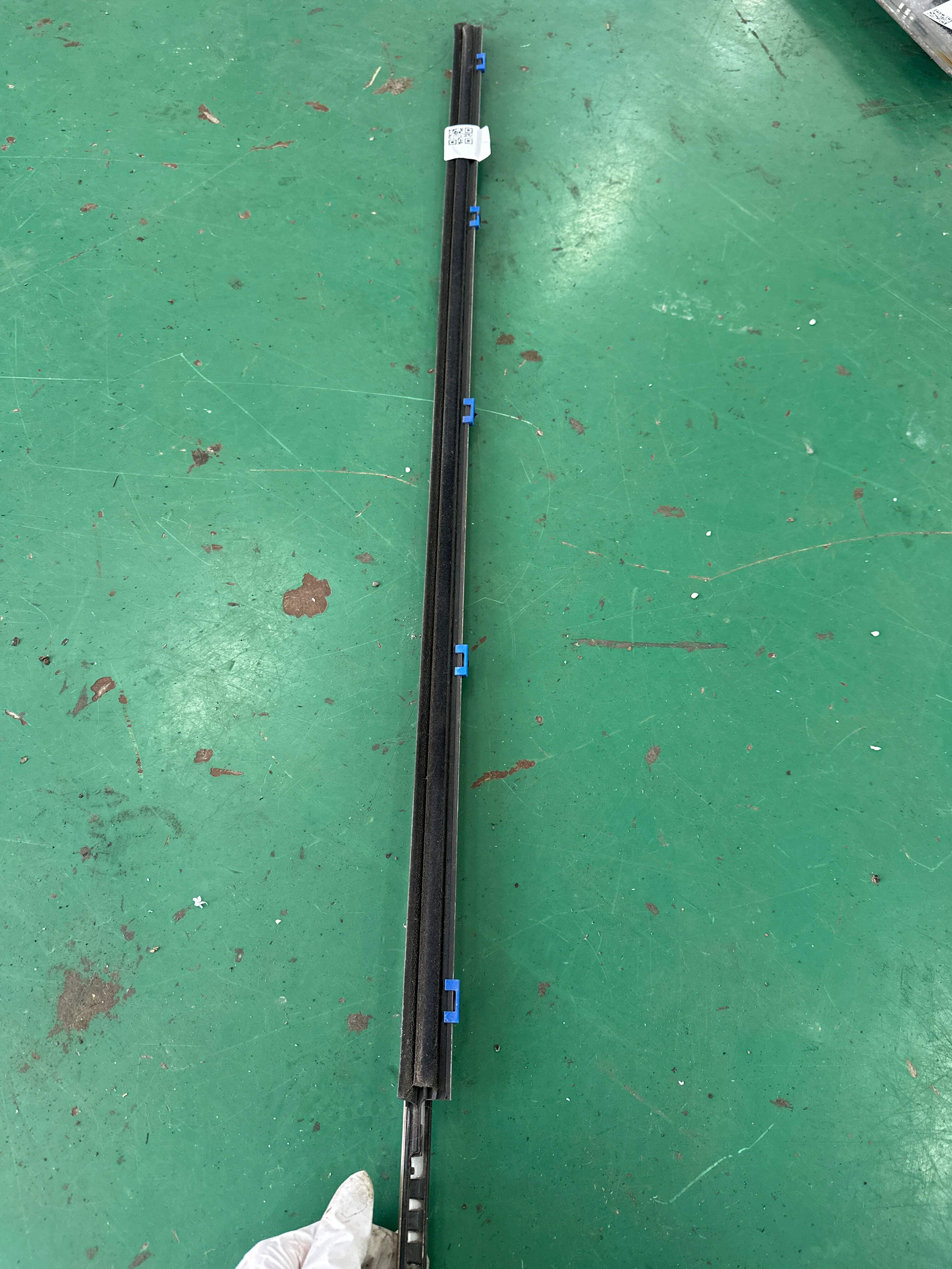 7572033120 Front Door Window Molding (Left Outer)