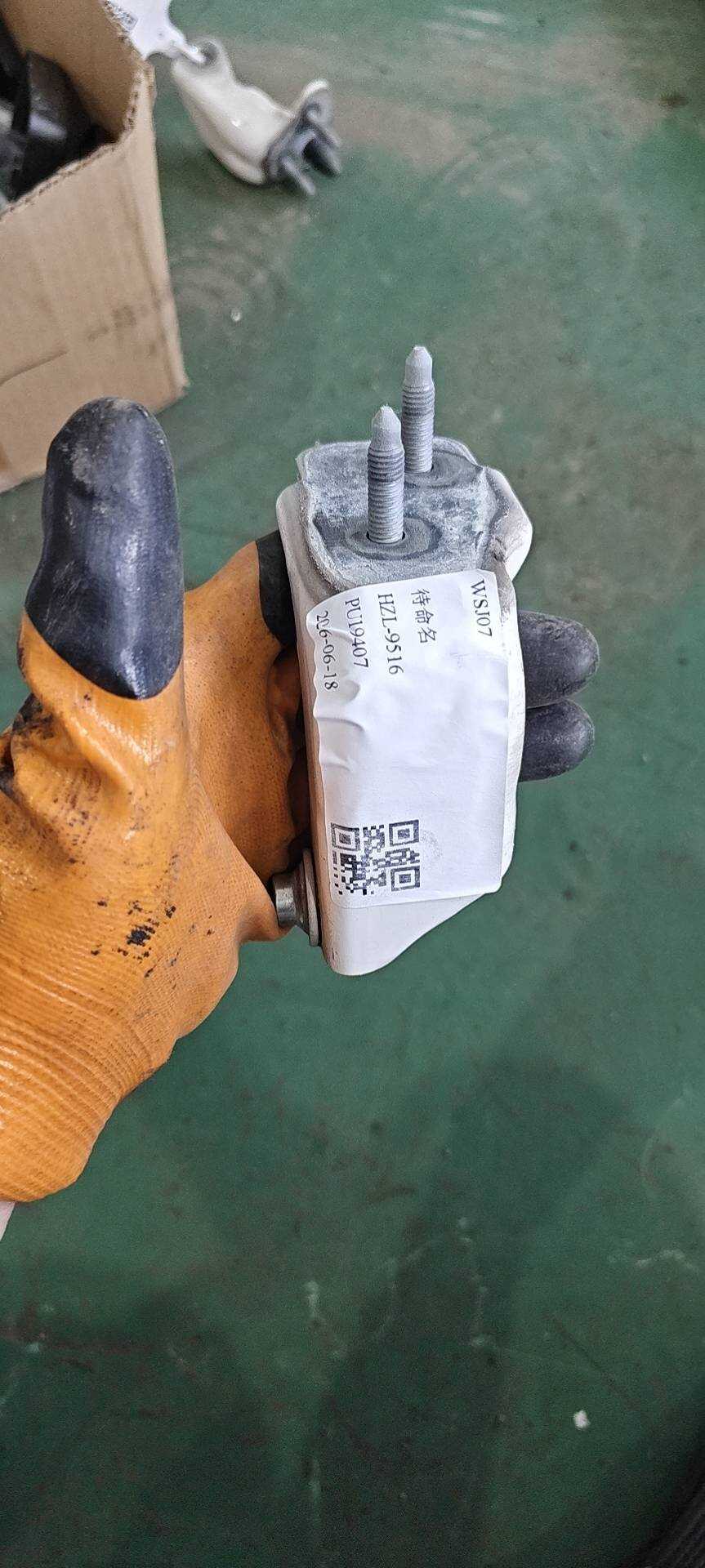 FK7BR26811AA 后门铰链(左下)
