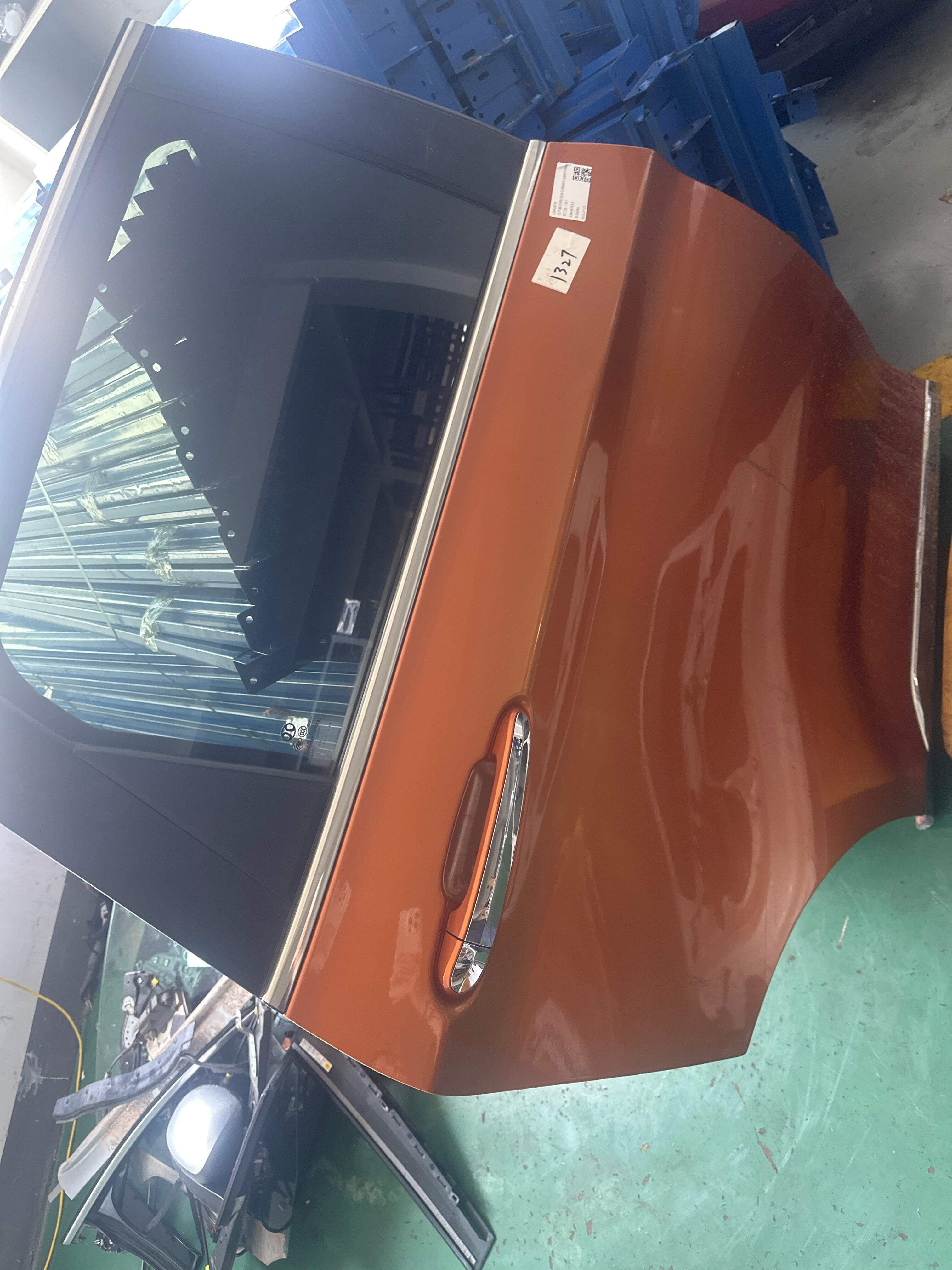 128418715 后门壳（右）