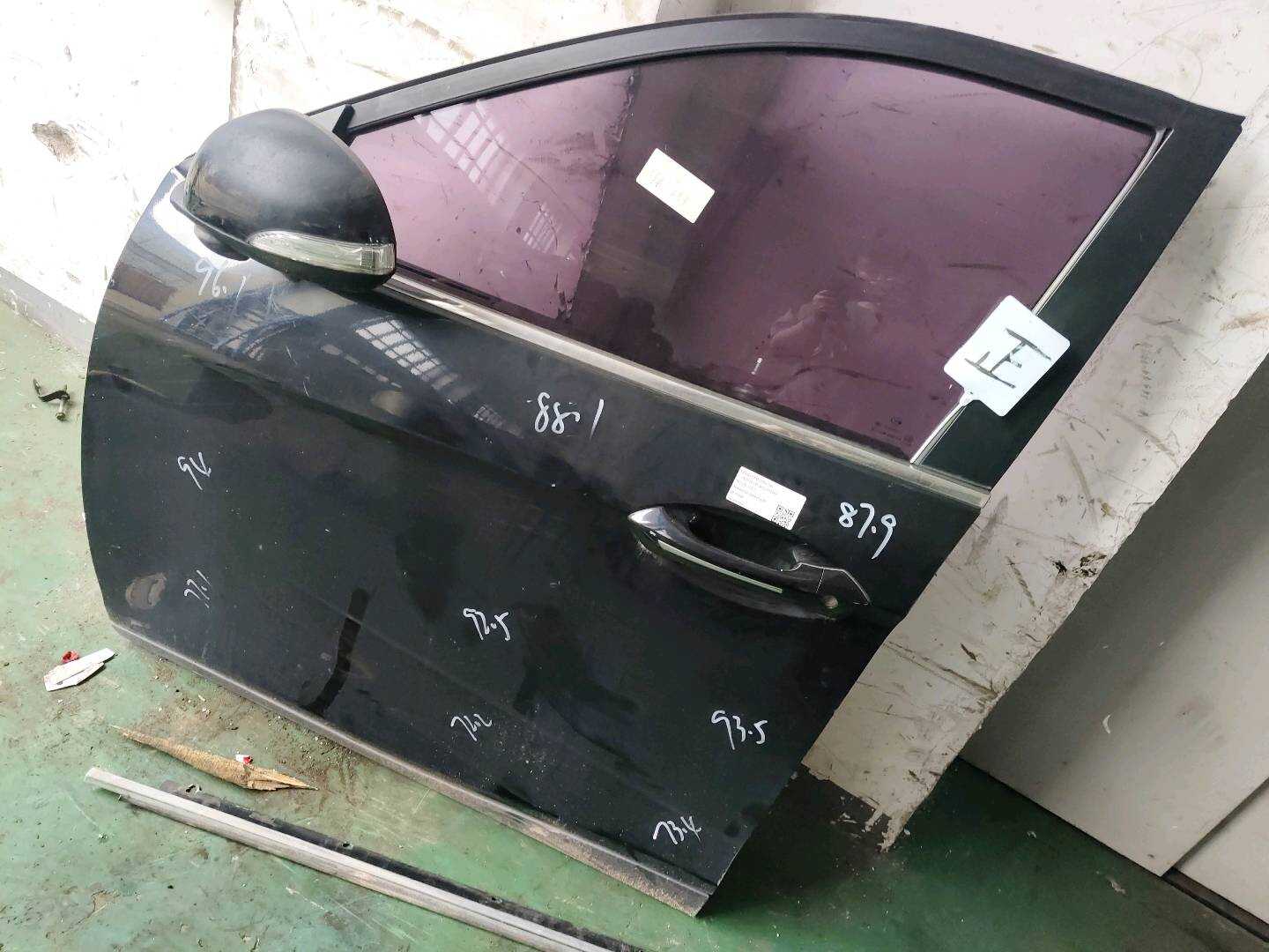 5010011BAD99F0B00 前门壳（左）
