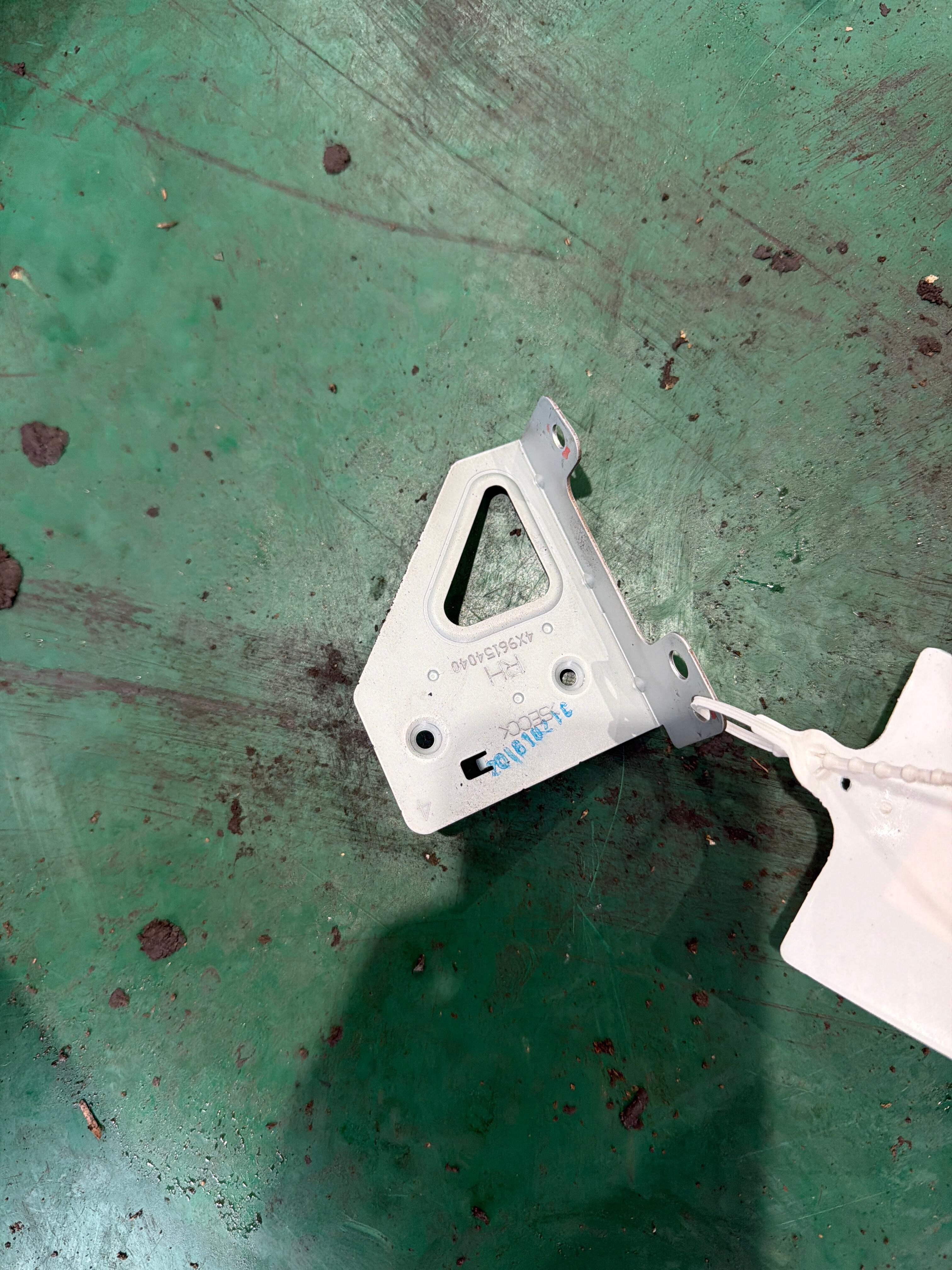 961464X000 Infotainment Head Unit Bracket, Right
