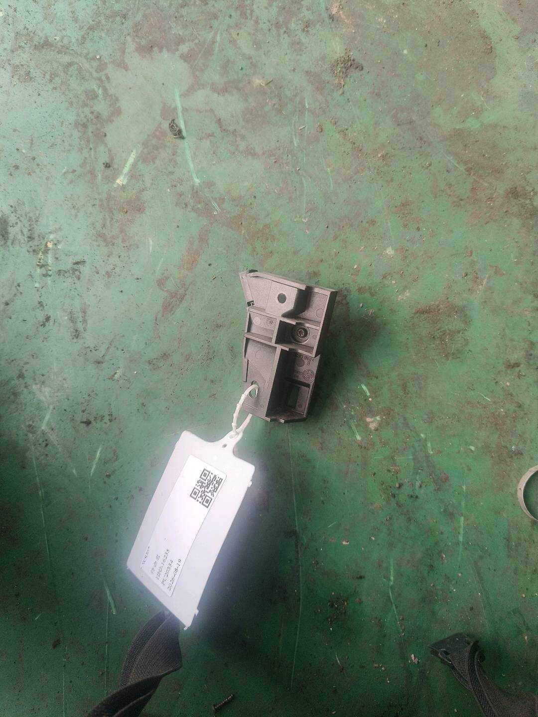 L1KD823633A Front Hood Release Cable Handle Base
