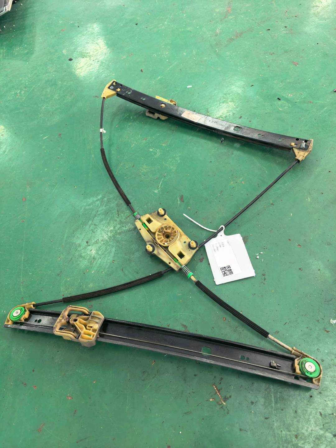 4L0837462A 前门玻璃升降支架(右)